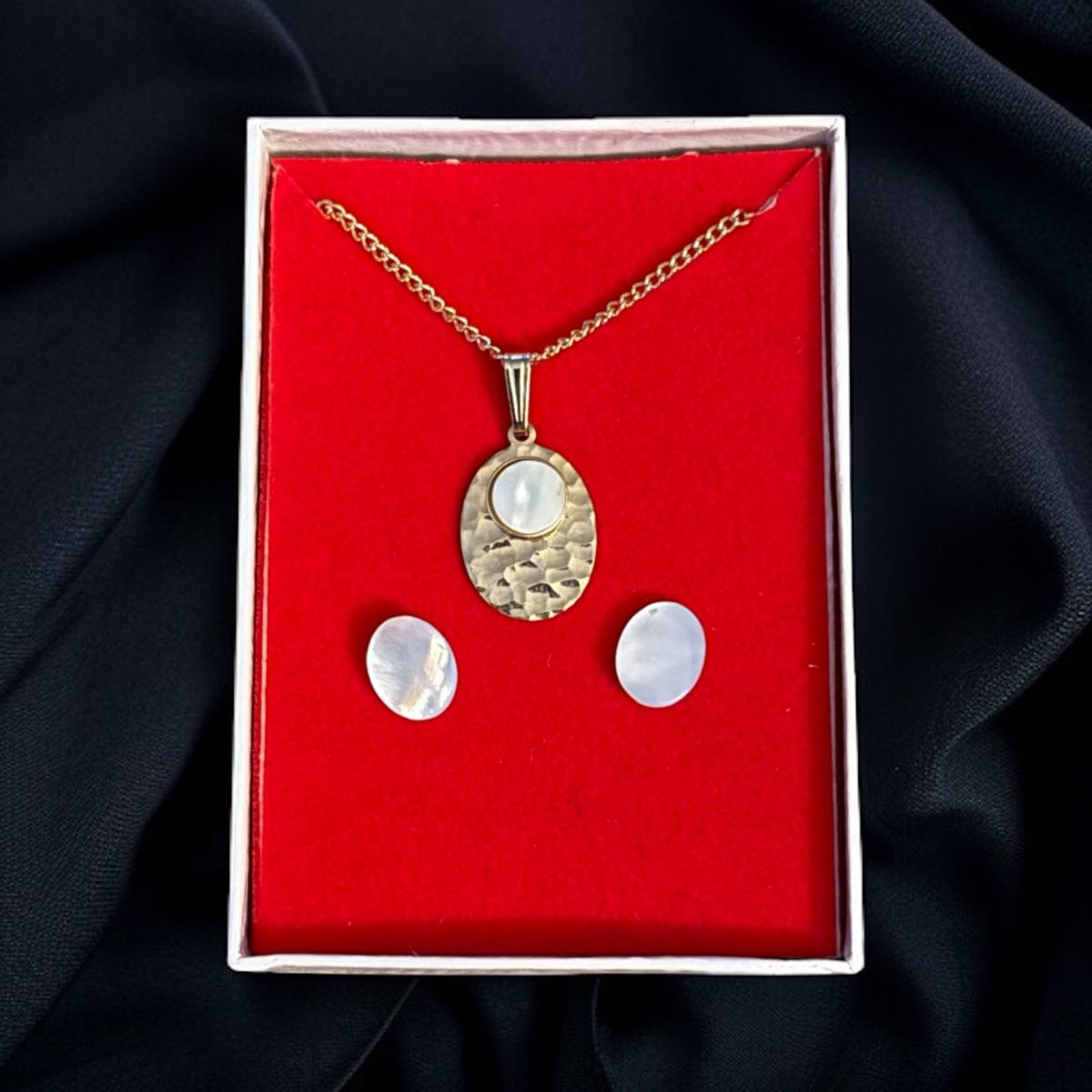 Vintage Vintage gold hammered disc & MOP necklace and earrings set Size ONE SIZE - 1 Thumbnail