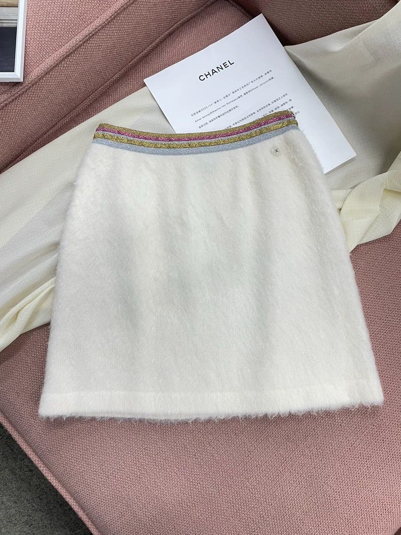Chanel Chanel White Metallic Trim Fuzzy Mini Skirt Size US 36 / EU 52 - 1 Thumbnail