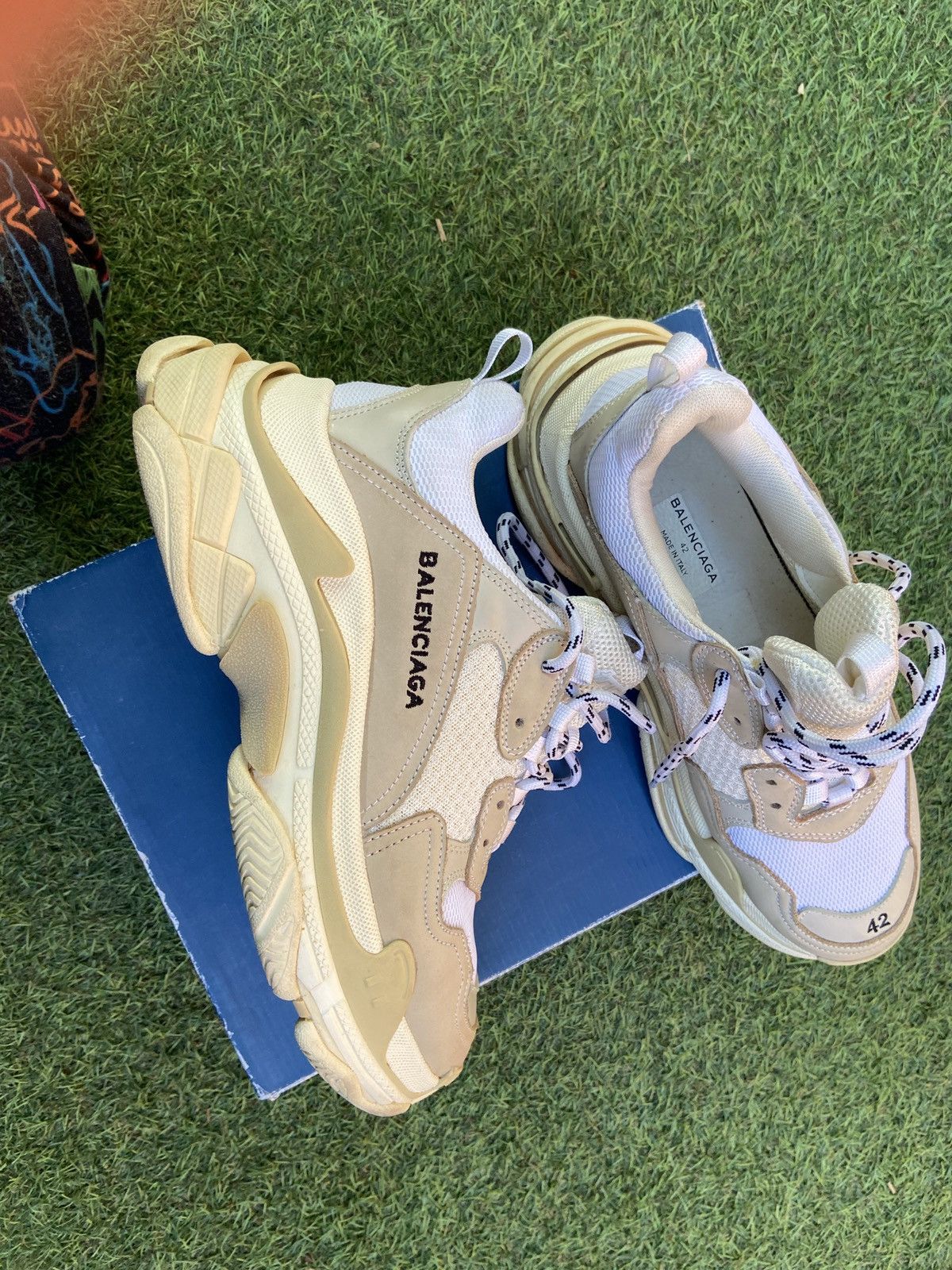 Balenciaga triple s beige femme hot sale