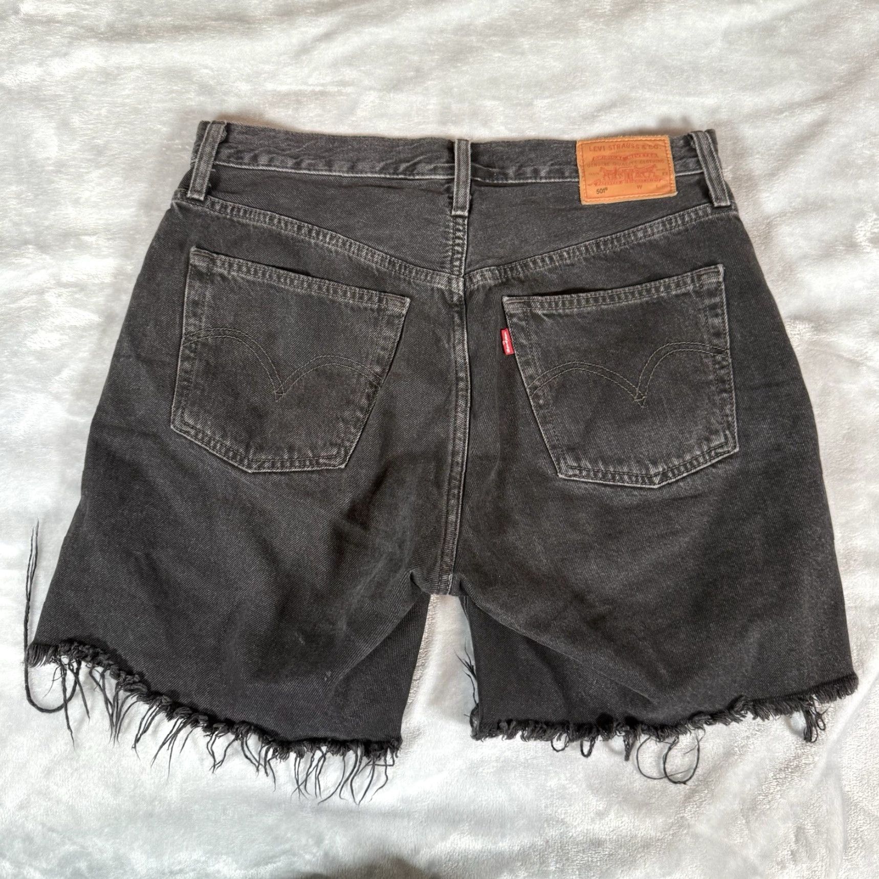 Levi's VINTAGE Levi's 501 Denim Cutoff Shorts Womens - 27 - 6" Inseam - Black - Button Fly - Hipster - Casual (Adults) Ladies Regular Fit Size 27" / US 4 / IT 40 - 5 Thumbnail