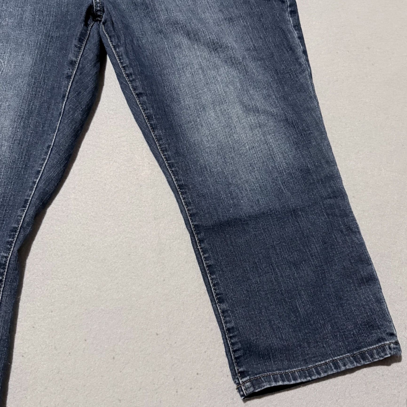 Lee Lee Women Jeans Capri Blue Mid-Rise 18 Regular Capri Jeans Ultra Lux Flex Motion Size 40" / US 18 - 6 Thumbnail