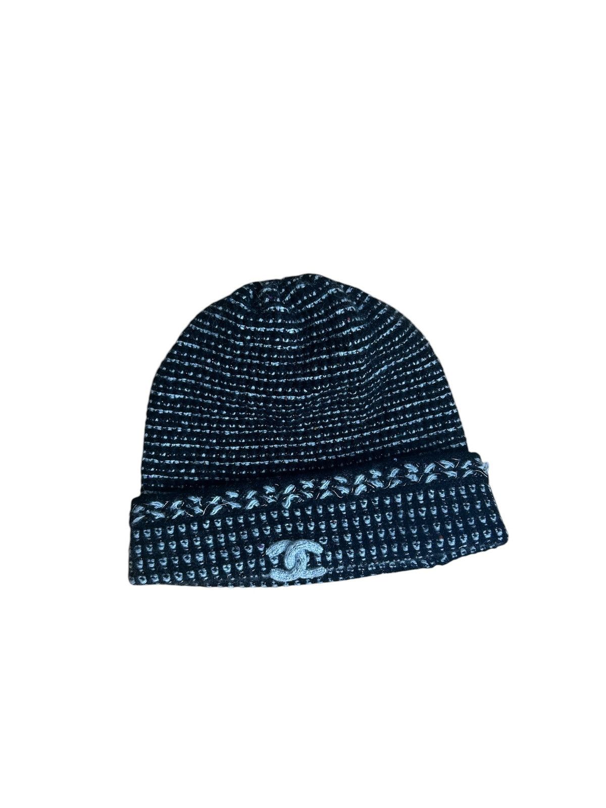 Chanel Chanel Cashmere Grey & Ecru Big CC Logo Knit Beanie  display picture 3