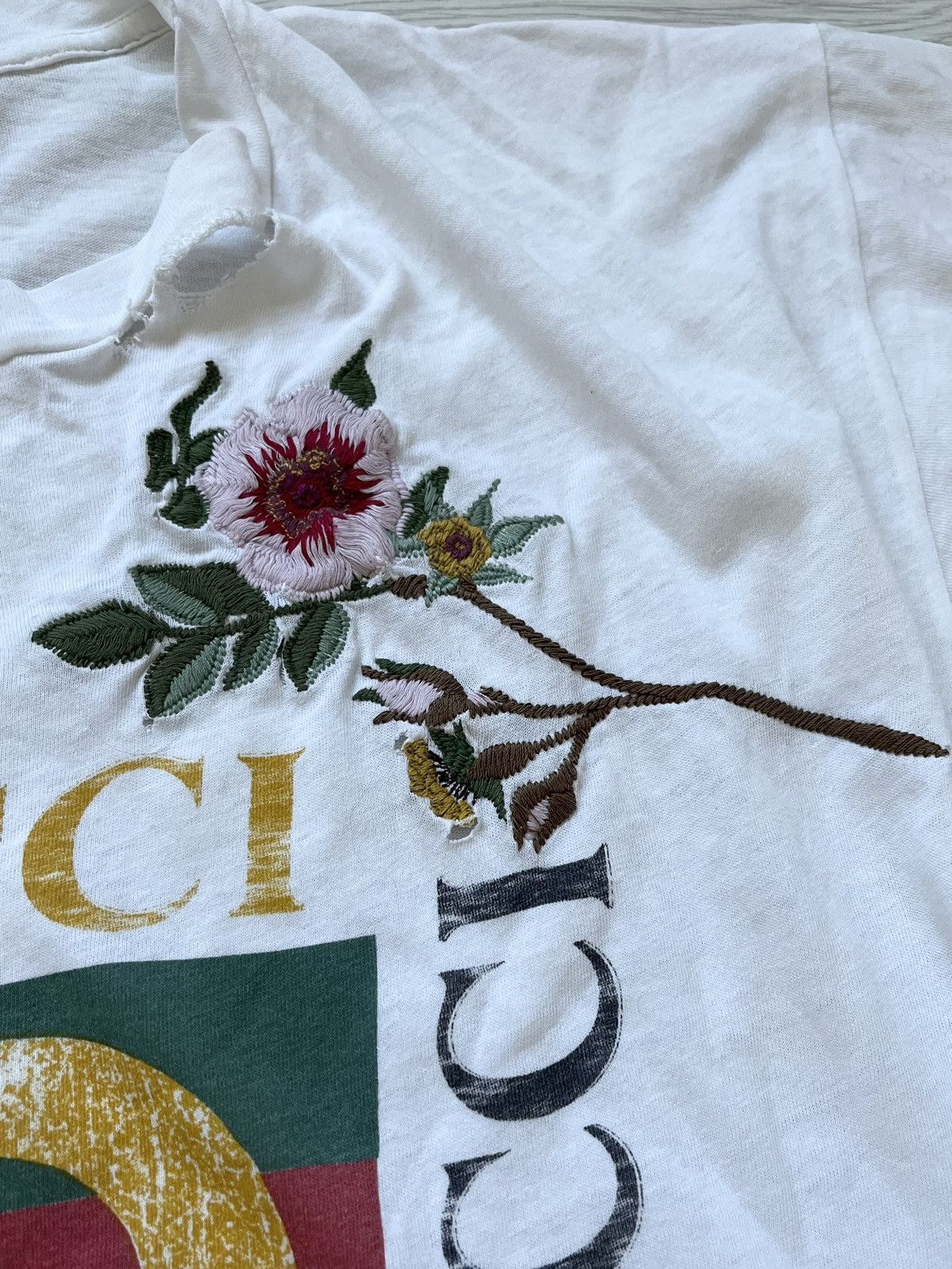 Gucci ★0% TAX★ GUCCI FLORAL-EMBROIDERED LOGO DISTRESSED COTTON TEE Size US M / EU 48-50 / 2 - 5 Thumbnail