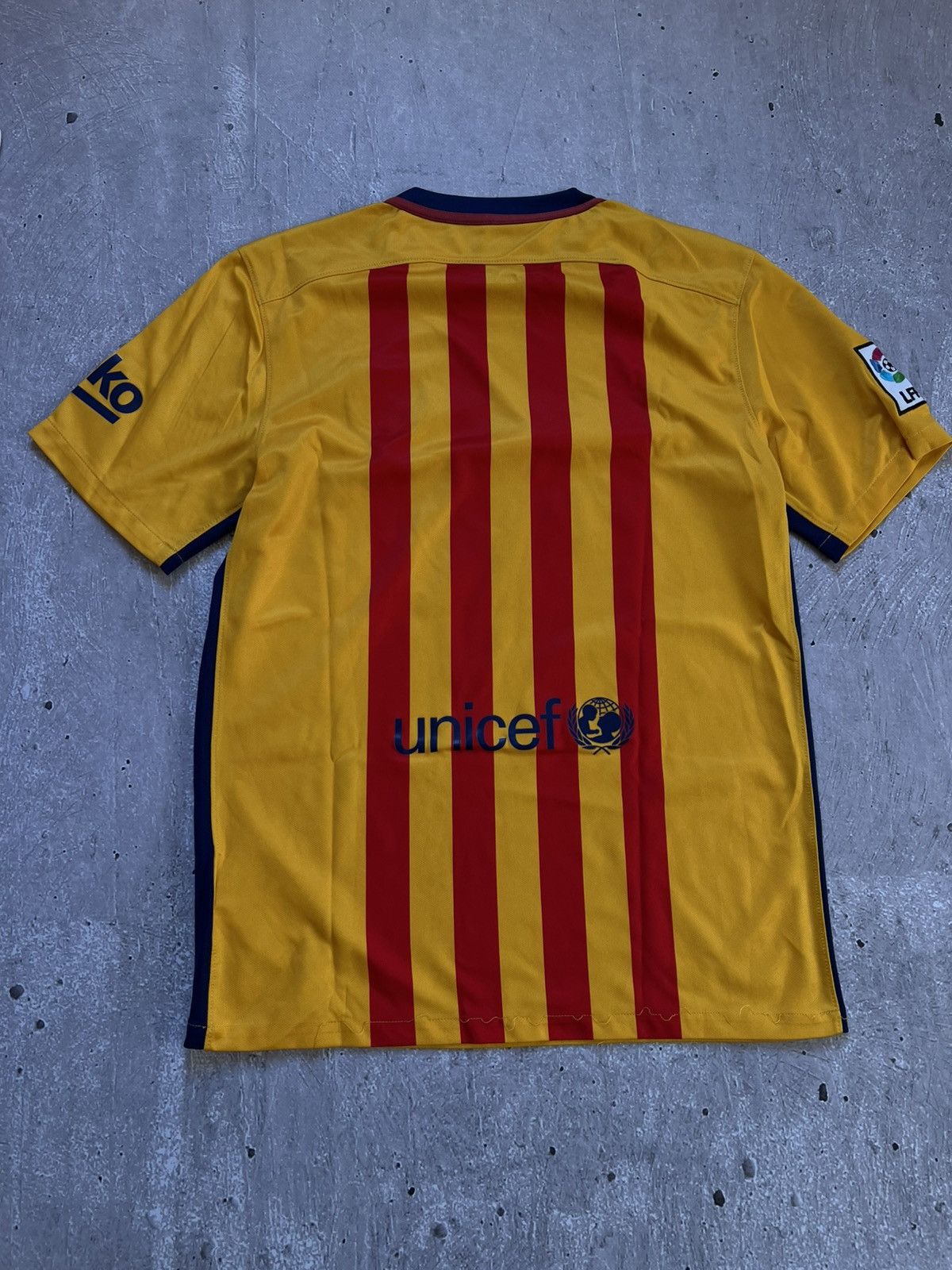 Nike BARCELONA 2015/2016 SHIRT NIKE SOCCER JERSEY SIZE M Size US M / EU 48-50 / 2 - 13 Thumbnail