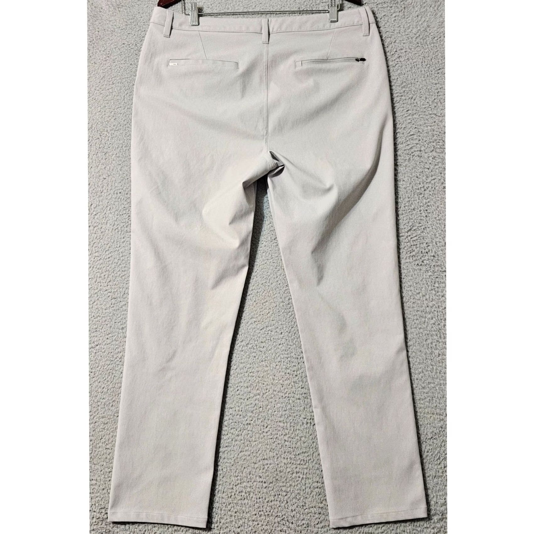 Vuori Vuori Cascade Tech Chino Pant Mens 36 V427-L Tapered Athletic Slim Fit Stretch Gray 30 Inseam Regular Waist 37 Inseam Gray Mens Chino Pants Size US 36 / EU 52 - 2 Thumbnail