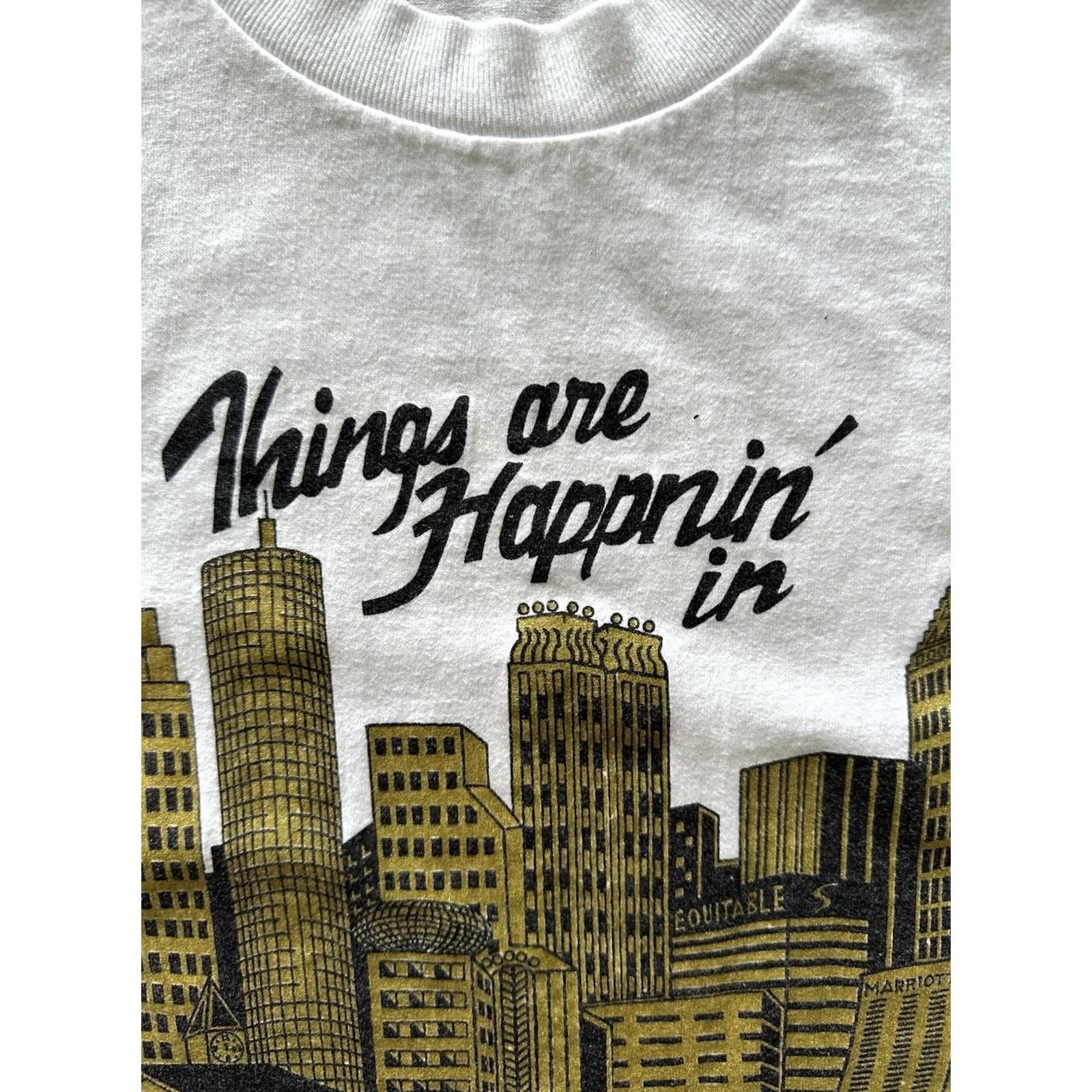 Vintage VINTAGE 90s Atlanta Georgia Peach Things Are Happening City Art Shirt XL White Men T-Shirt Short Sleeve Graphic Tee 1990s 80s 90s City Travel Mens Size US XL / EU 56 / 4 - 3 Thumbnail