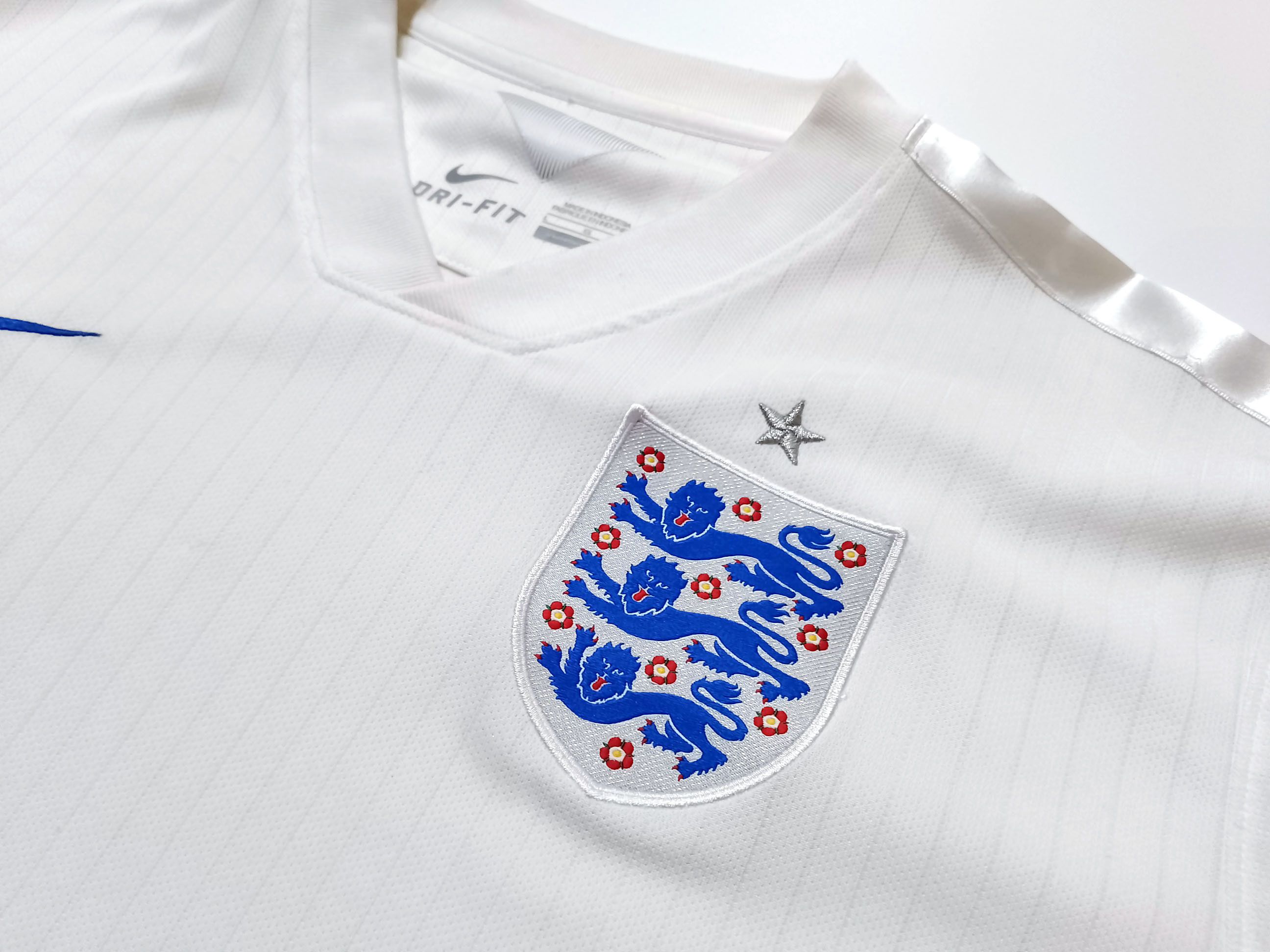 Nike England 2014 Home Nike Jersey, Men’s Size L, 588101-105 Size US L / EU 52-54 / 3 - 4 Thumbnail