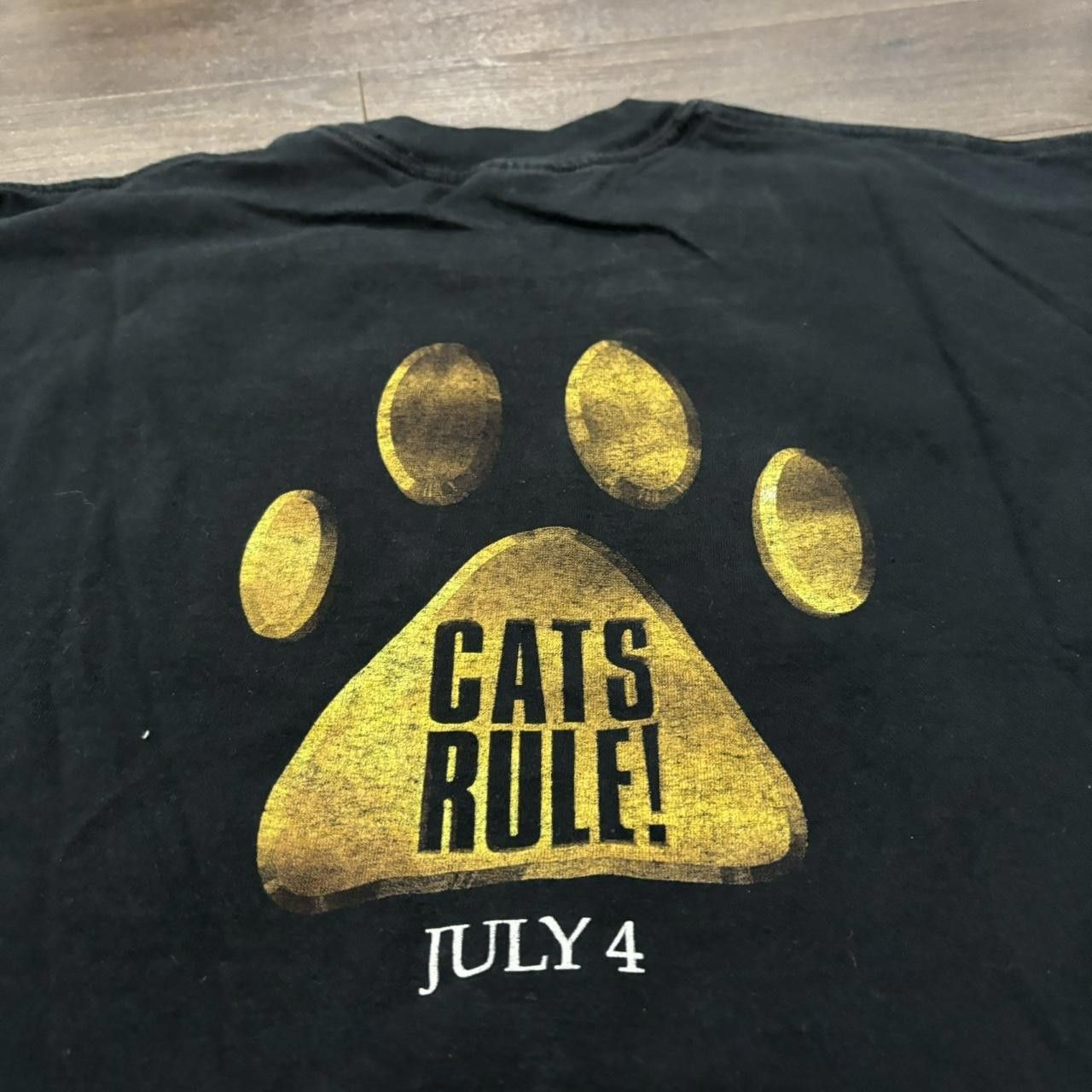 Designer vintage Cats & dogs movie promo who will you root for tshirt Size US XL / EU 56 / 4 - 4 Thumbnail