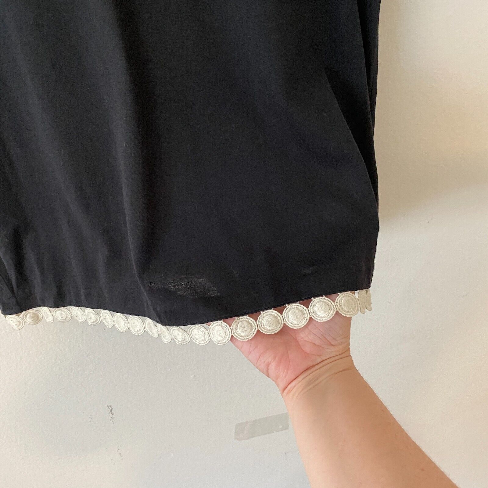 J.Crew J Crew Comfy Black & Cream Embroidery Circle Sleeve Hem Top Size XXS / US 00 / IT 34 - 5 Thumbnail