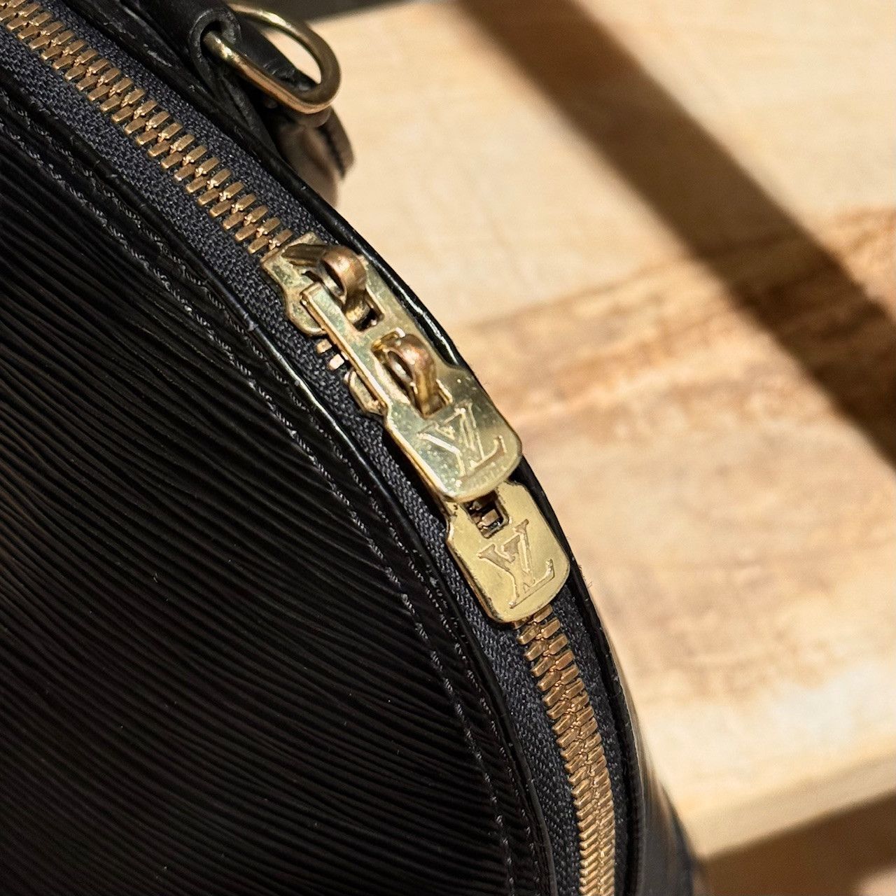 Louis Vuitton Louis Vuitton Vintage 1996 Black Epi Alma MM Handbag Size ONE SIZE - 13 Thumbnail