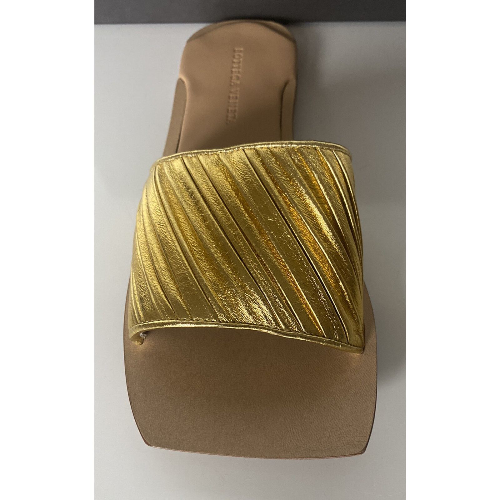 Bottega Veneta Bottega Veneta Women's Gold Sandals 9 US (39 Eu) 578409 Size US 9 / IT 39 - 7 Thumbnail