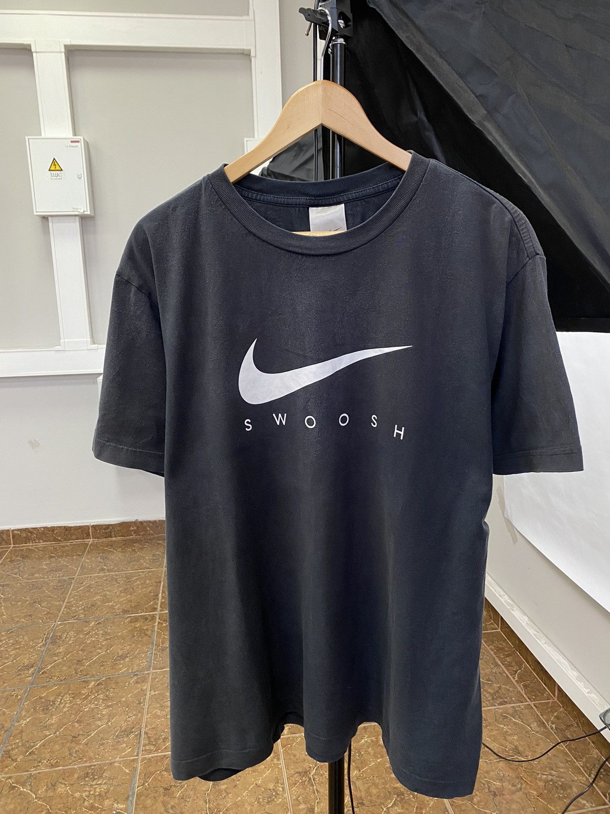 Nike 🇺🇸 Vintage 90s Nike Center Swoosh Logo T-Shirt Rare Retro Y2K Size US L / EU 52-54 / 3 - 1 Thumbnail