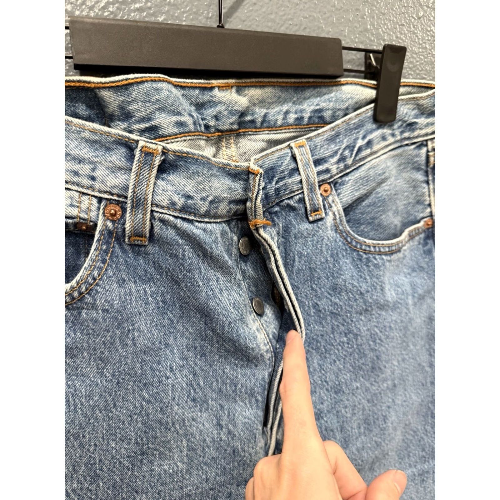 Levi's VINTAGE Levi’s 501 90’s Denim Jeans Men’s 34/32 Light Wash Sun Fade Button Fly Size US 34 / EU 50 - 4 Thumbnail