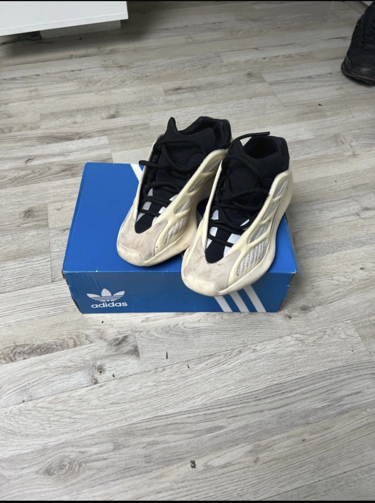 Adidas Yezzy 700 v3 Size US 7 / EU 40 - 1 Thumbnail