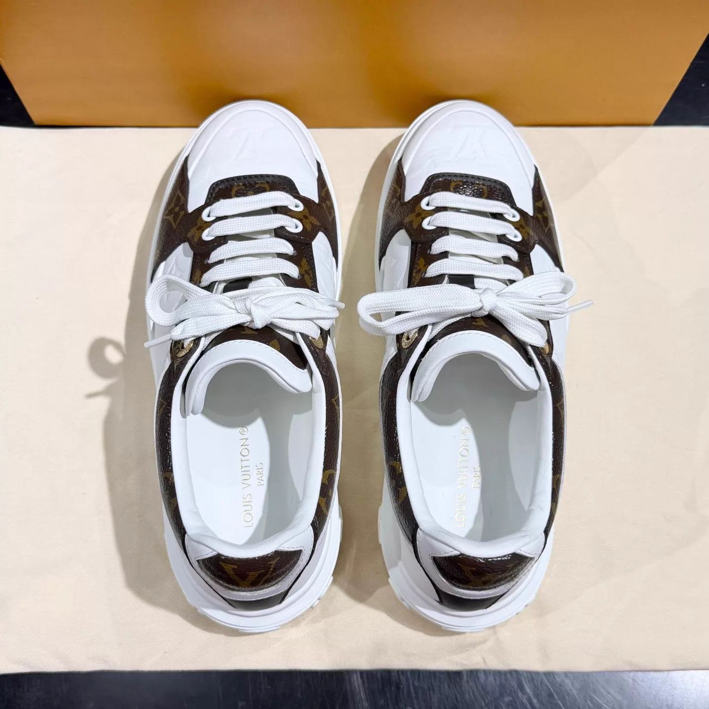 Louis Vuitton LV Time Out Monogram Leather Sneaker 99 New UK5.5 Size US 8 / IT 38 - 5 Thumbnail