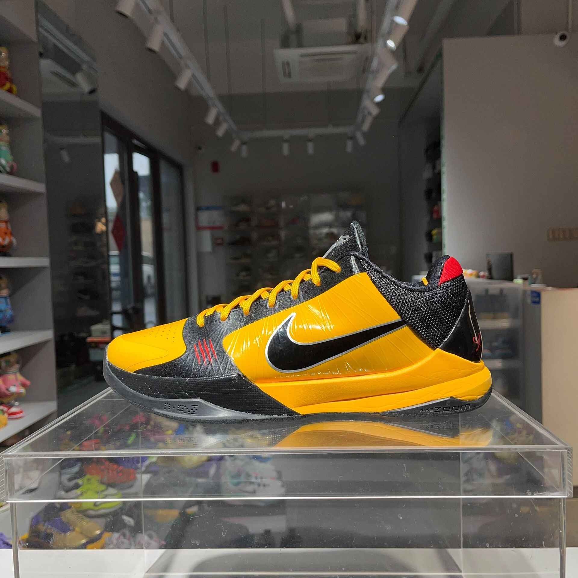 Nike Nike Yellow Lowtop Sneakers 11 Men Size US 11 / EU 44 - 1 Thumbnail