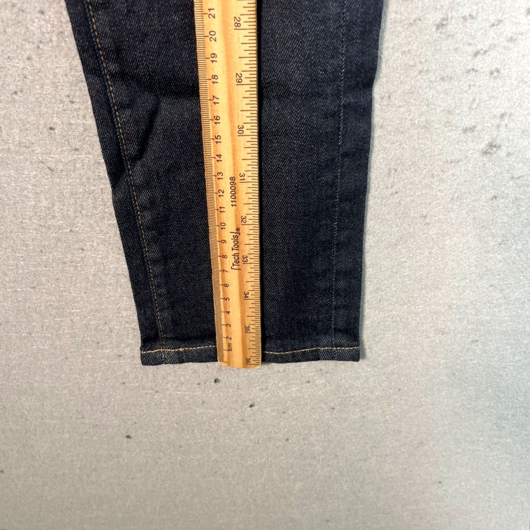 Uniqlo VINTAGE Uniqlo Jeans Women Dark Wash Skinny 24 Cotton Spandex Denim Adult Womens 27 Inseam Dark Blue 8/10 Mens? Size 42" / US 20 - 6 Thumbnail