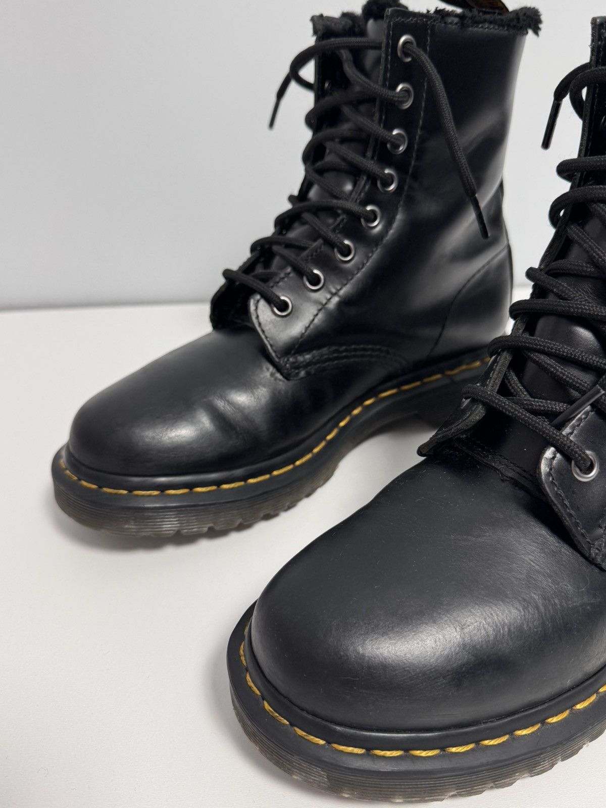Dr. Martens Dr. Martens Black Sherpa Combs Boots Size US 7 / IT 37 - 4 Thumbnail