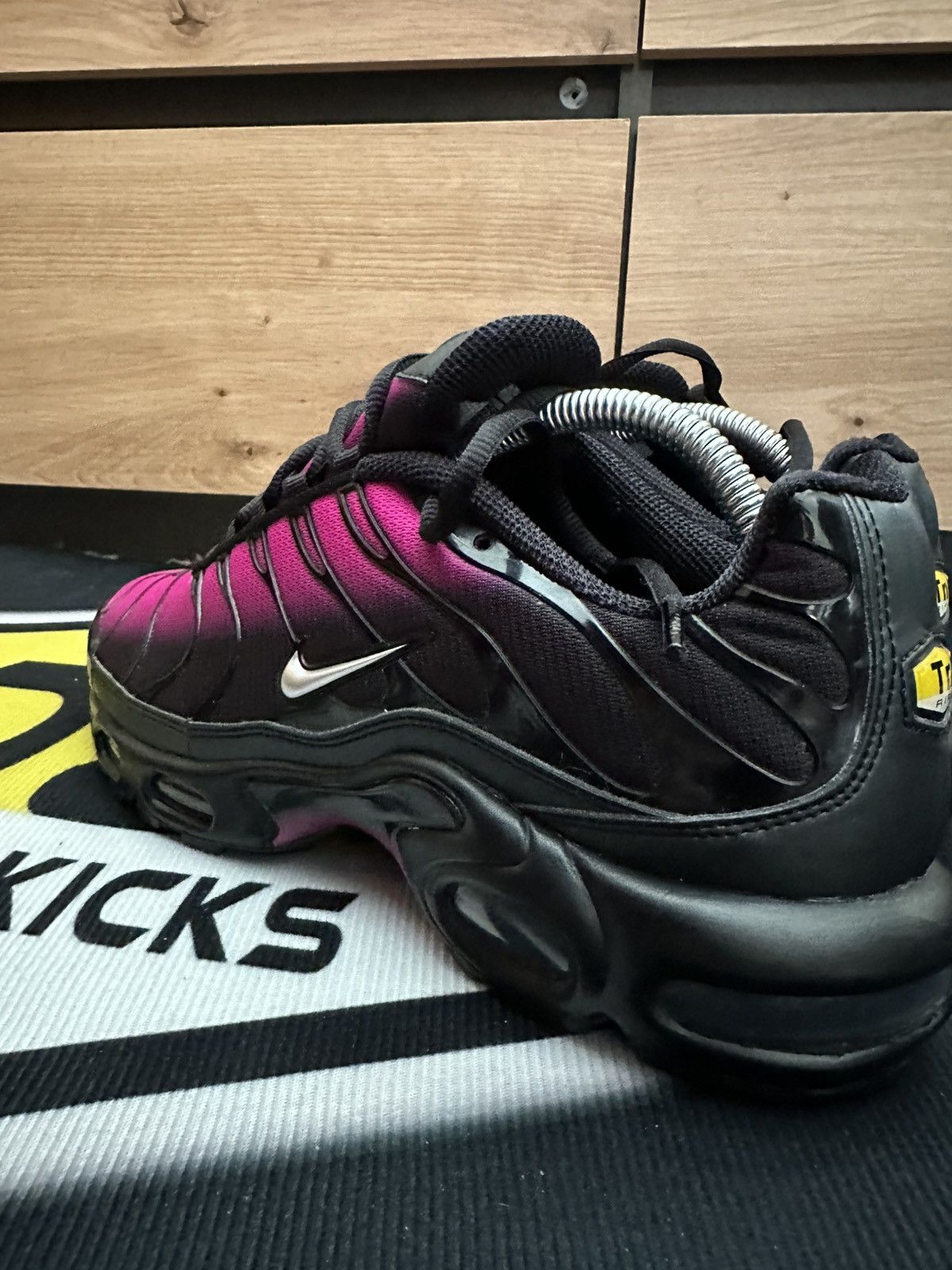 Nike Nike Air Max Plus Black/pink Size US 9 / EU 42 - 3 Thumbnail
