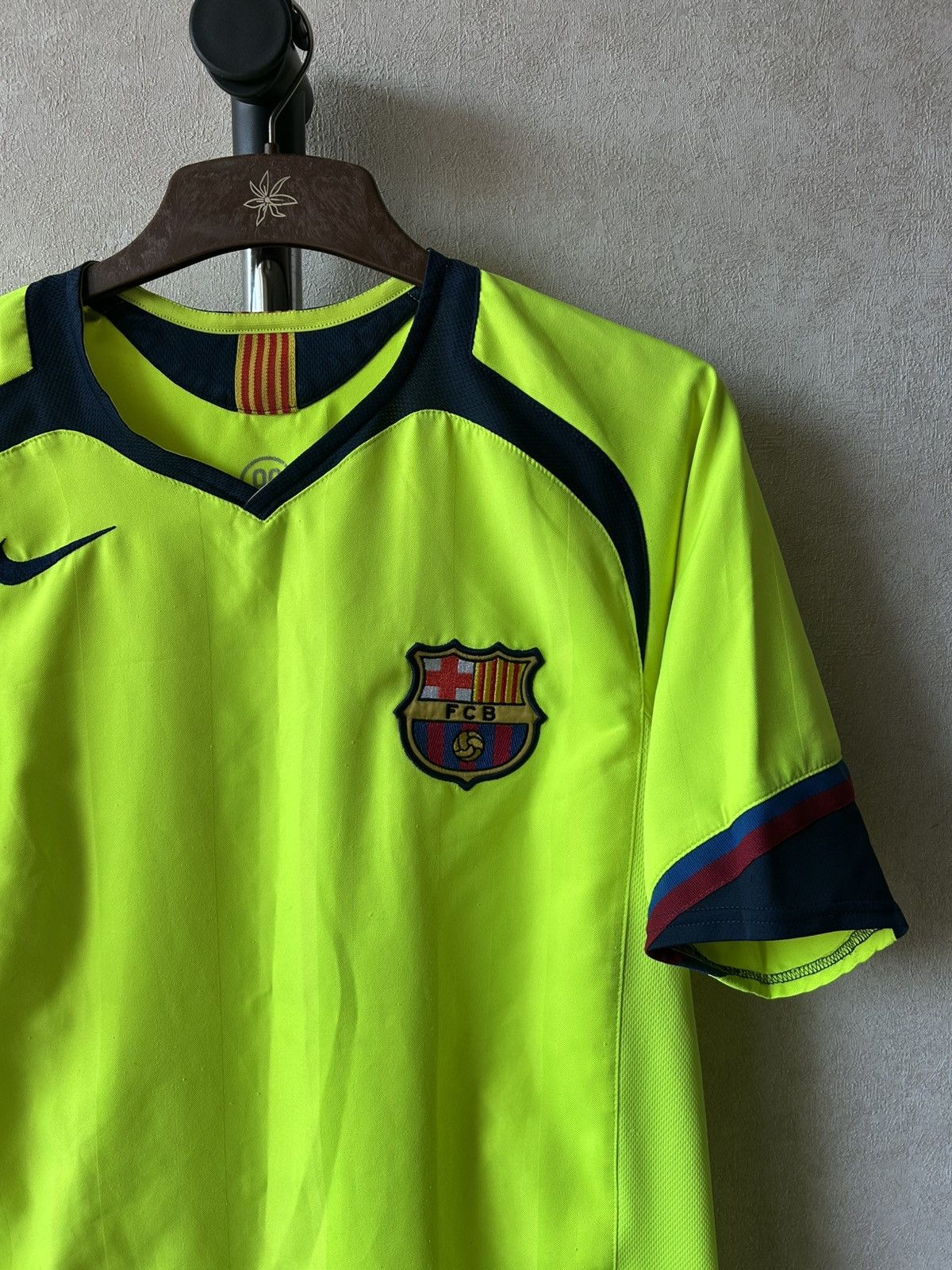 Nike Nike Barcelona 2005/06 Away Soccer Jersey Y2K Blokecore Size US S / EU 44-46 / 1 - 3 Thumbnail