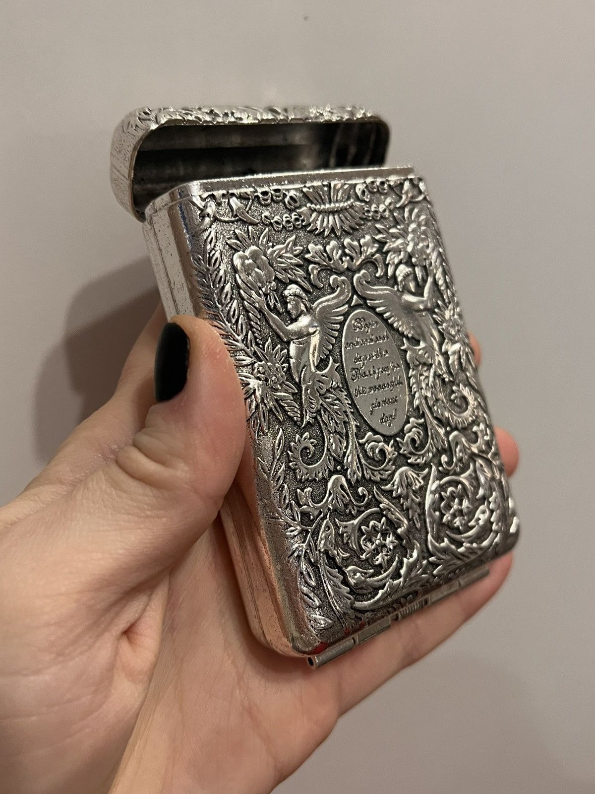 Vintage Vintage embossed cigarette case angel floral renaissance Size ONE SIZE - 3 Thumbnail