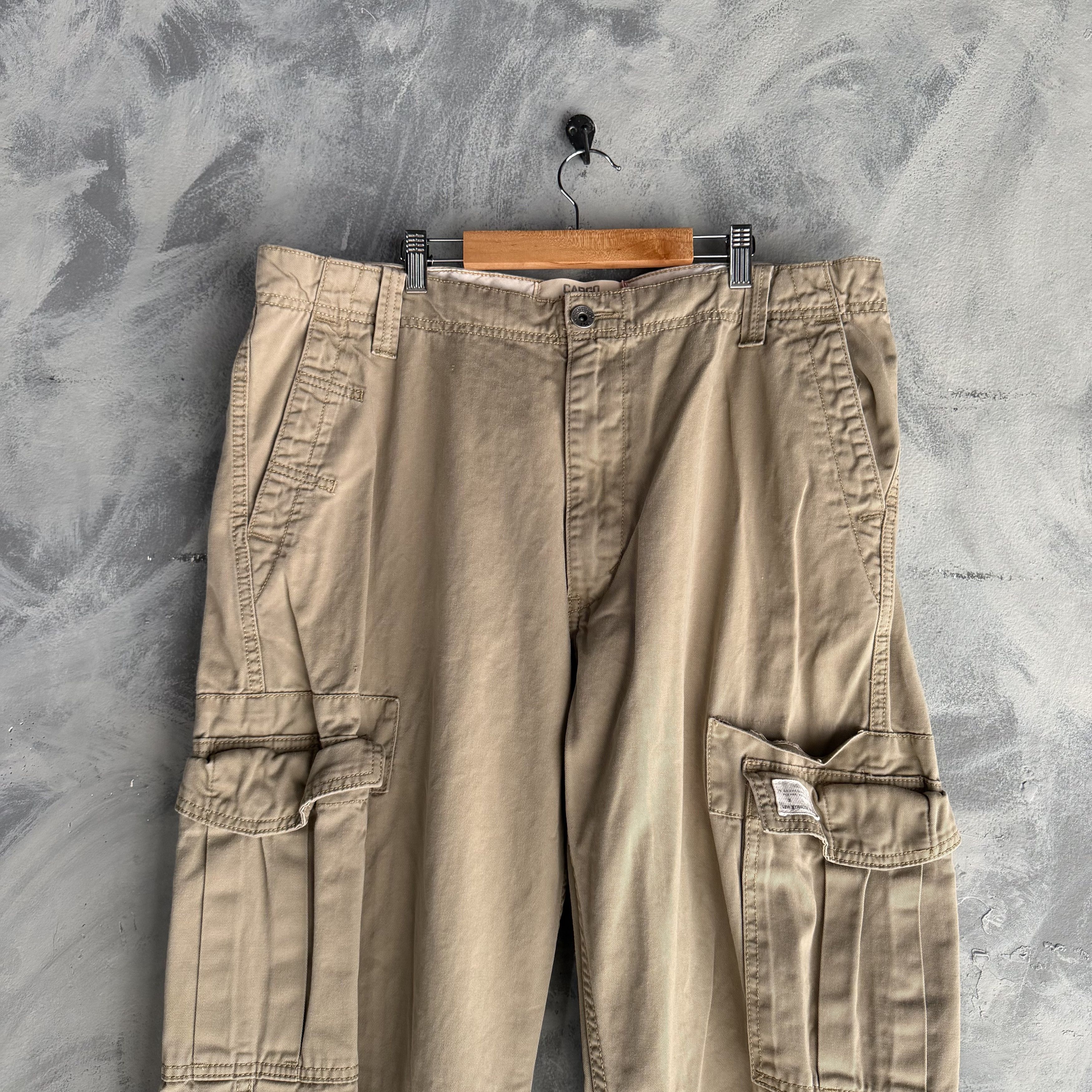 Levi's Vtg Levis Pants Mens 38x32 Beige Cargo Loose Straight Size US 38 / EU 54 - 2 Thumbnail