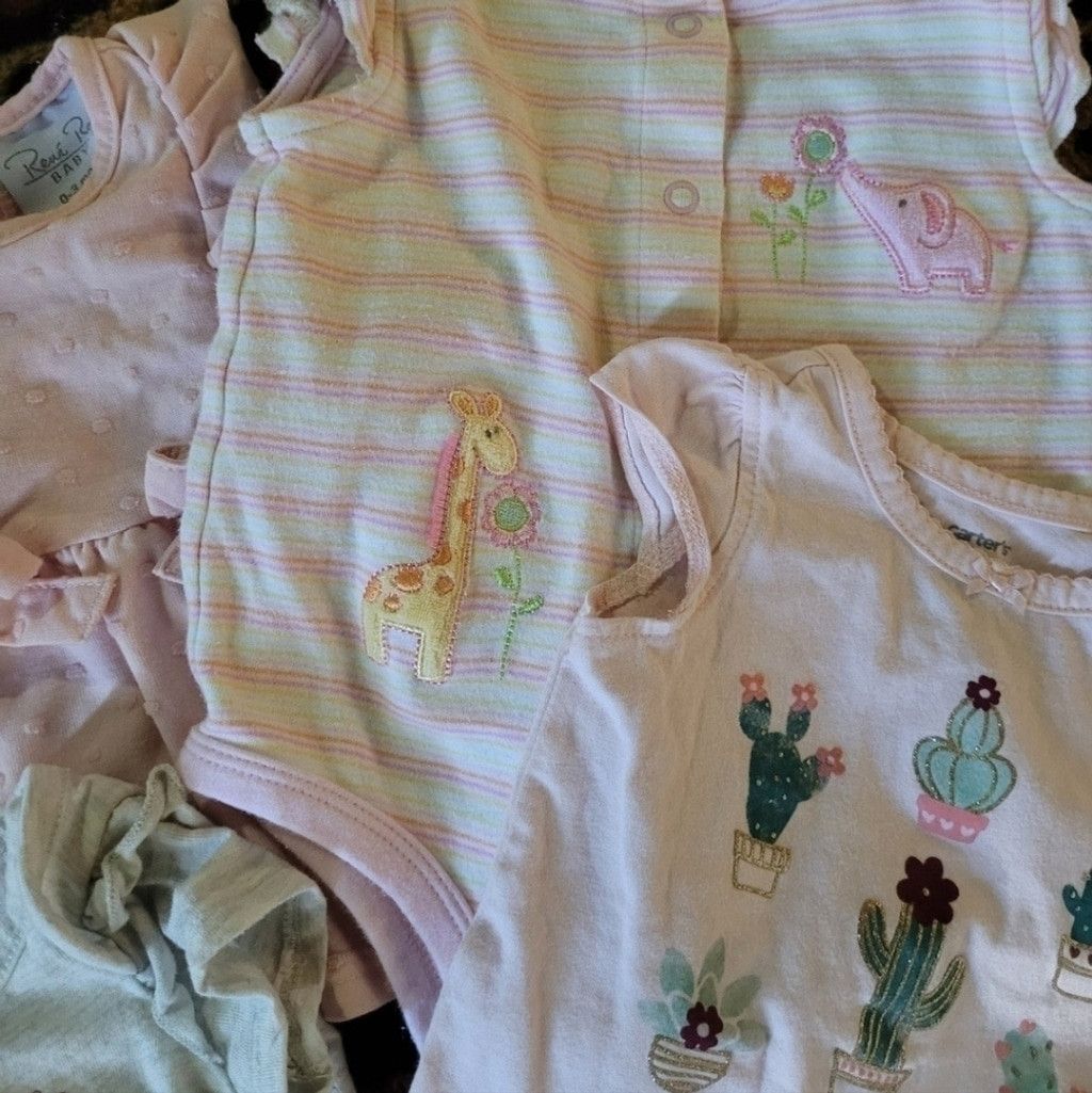 Other Baby girl clothes 0-3m onesies, Carter's guc Size XXS / US 00 / IT 34 - 4 Thumbnail