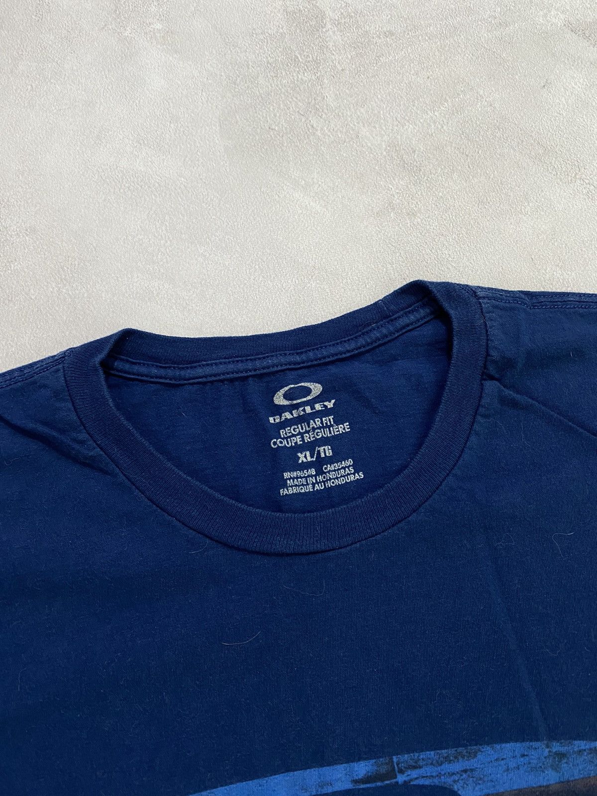 Japanese Brand 💨Vintage T-Shirt OAKLEY Center Logo Size US XL / EU 56 / 4 - 3 Thumbnail