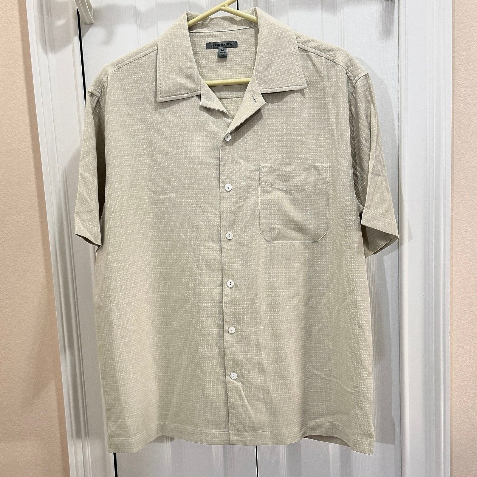 Johnston & Murphy Johnston & Murphy Silk men’s size M shirt natural fibers Size US M / EU 48-50 / 2 - 1 Thumbnail