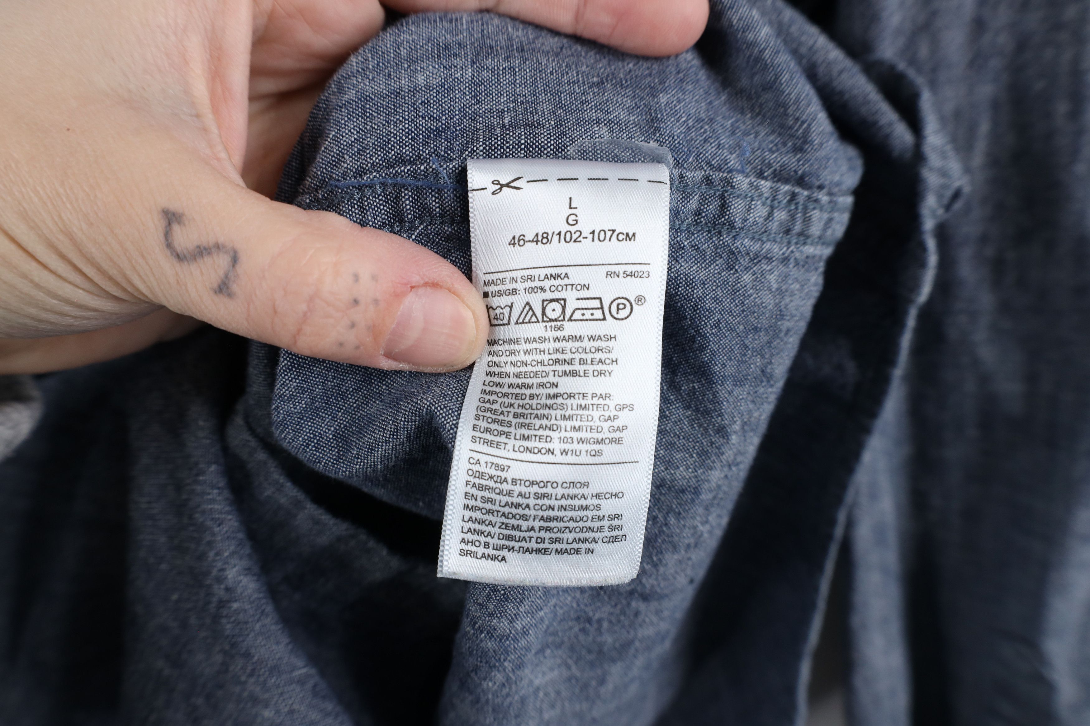 Banana Republic × Vintage Banana Republic Fit Chambray Collared Button Down Shirt Blue Size US L / EU 52-54 / 3 - 7 Thumbnail