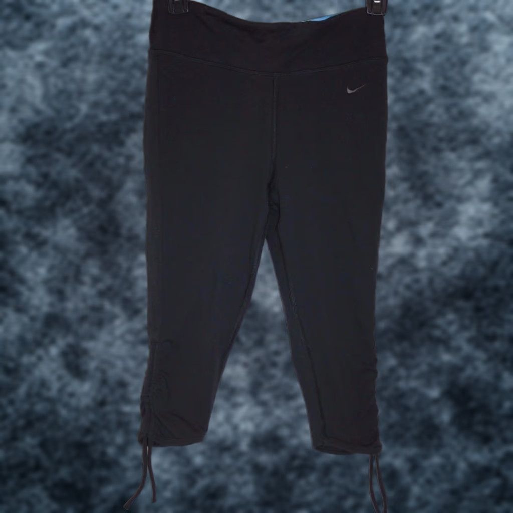 Nike Womens Nike Capri Pants Dri Fit Tight 432106 010 Black Pants XS Womens Nike Capri Dri Fit Tight Style 432106 010 Black Women Size 26" / US 2 / IT 38 - 1 Thumbnail