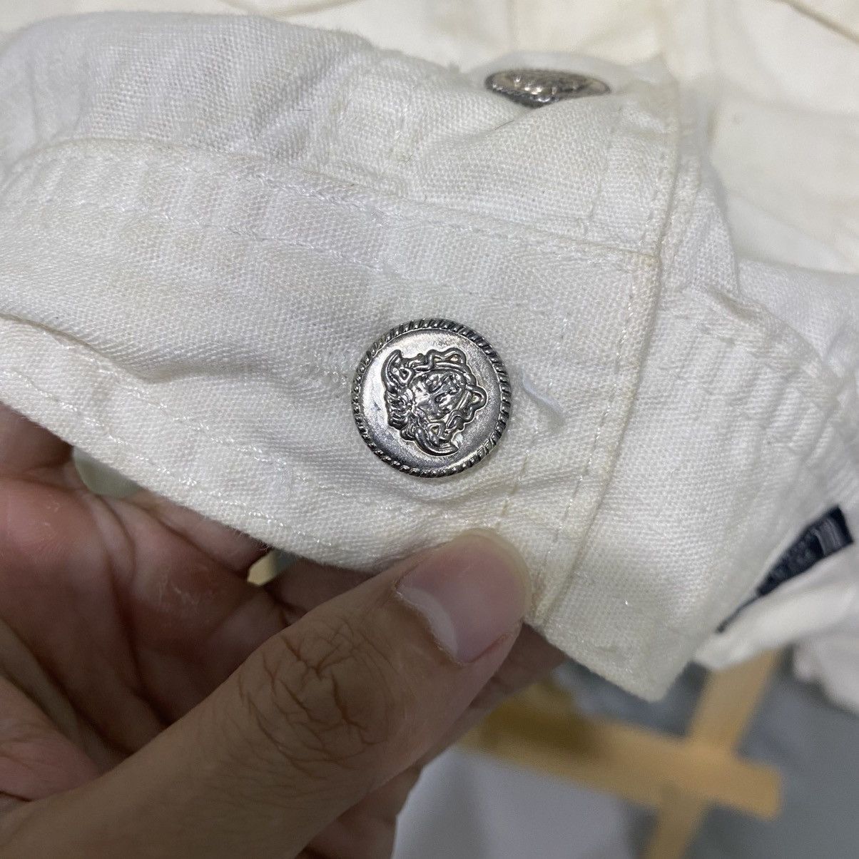 Versace Jeans Couture Vintage Versace Jeans Couture White Crop DenimTrucker Jacket Size S / US 4 / IT 40 - 9 Thumbnail