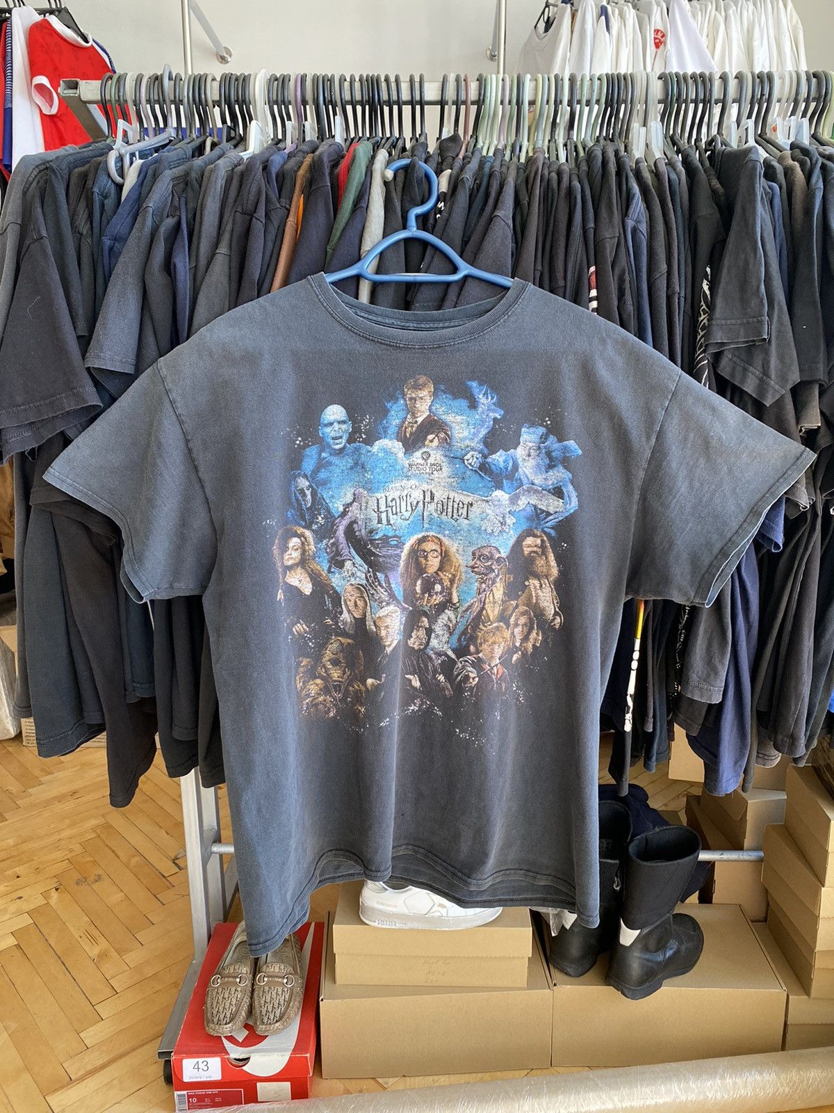 Vintage 🔥GRAIL🔥Vintage Harry Potter Distressed Cropped T-shirt Size US XL / EU 56 / 4 - 1 Thumbnail