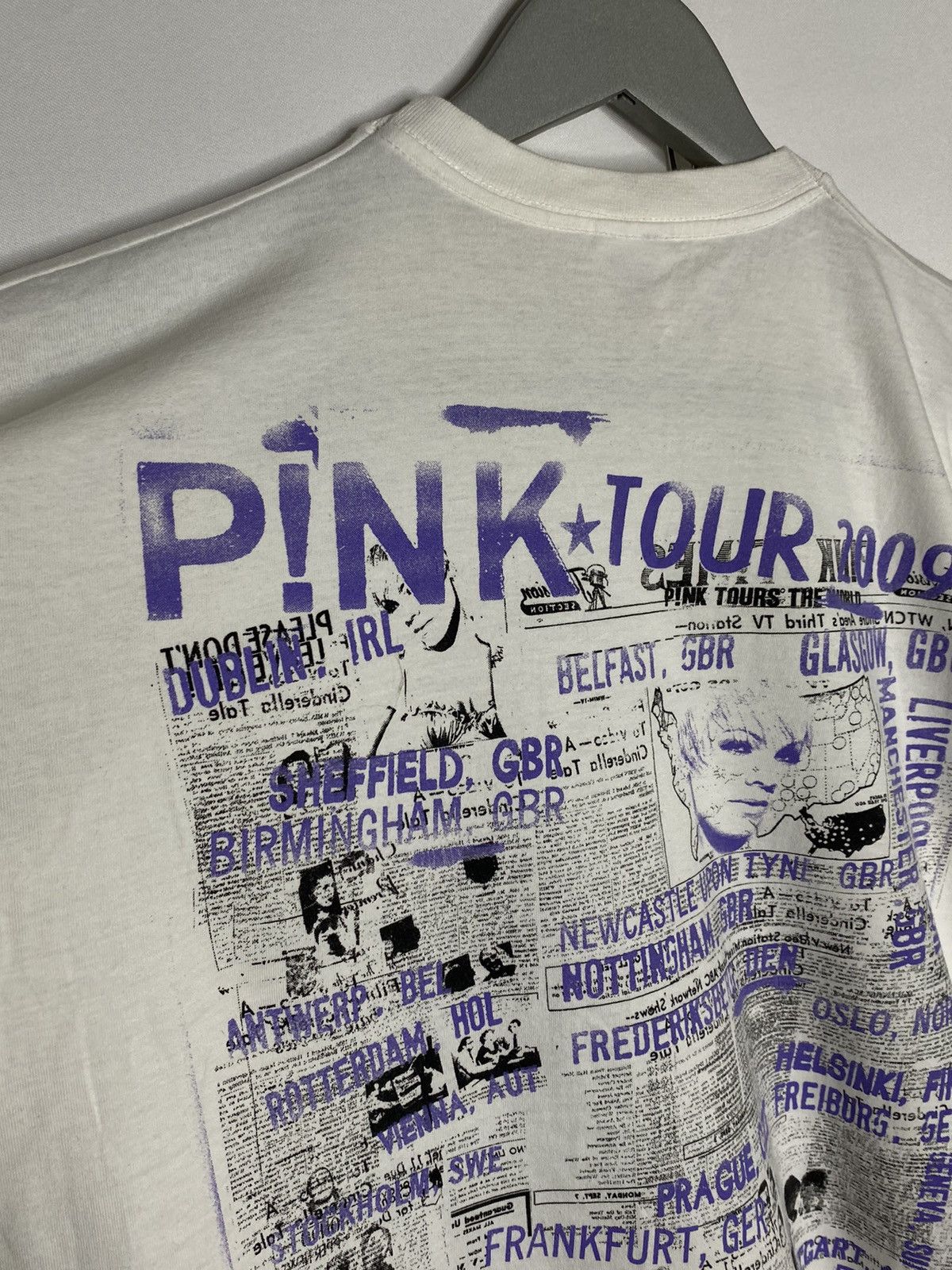 Band Tees 🎶Vintage Pink Tour 2009 T-Shirt Tee Y2K Rare🎶 Size US M / EU 48-50 / 2 - 9 Thumbnail