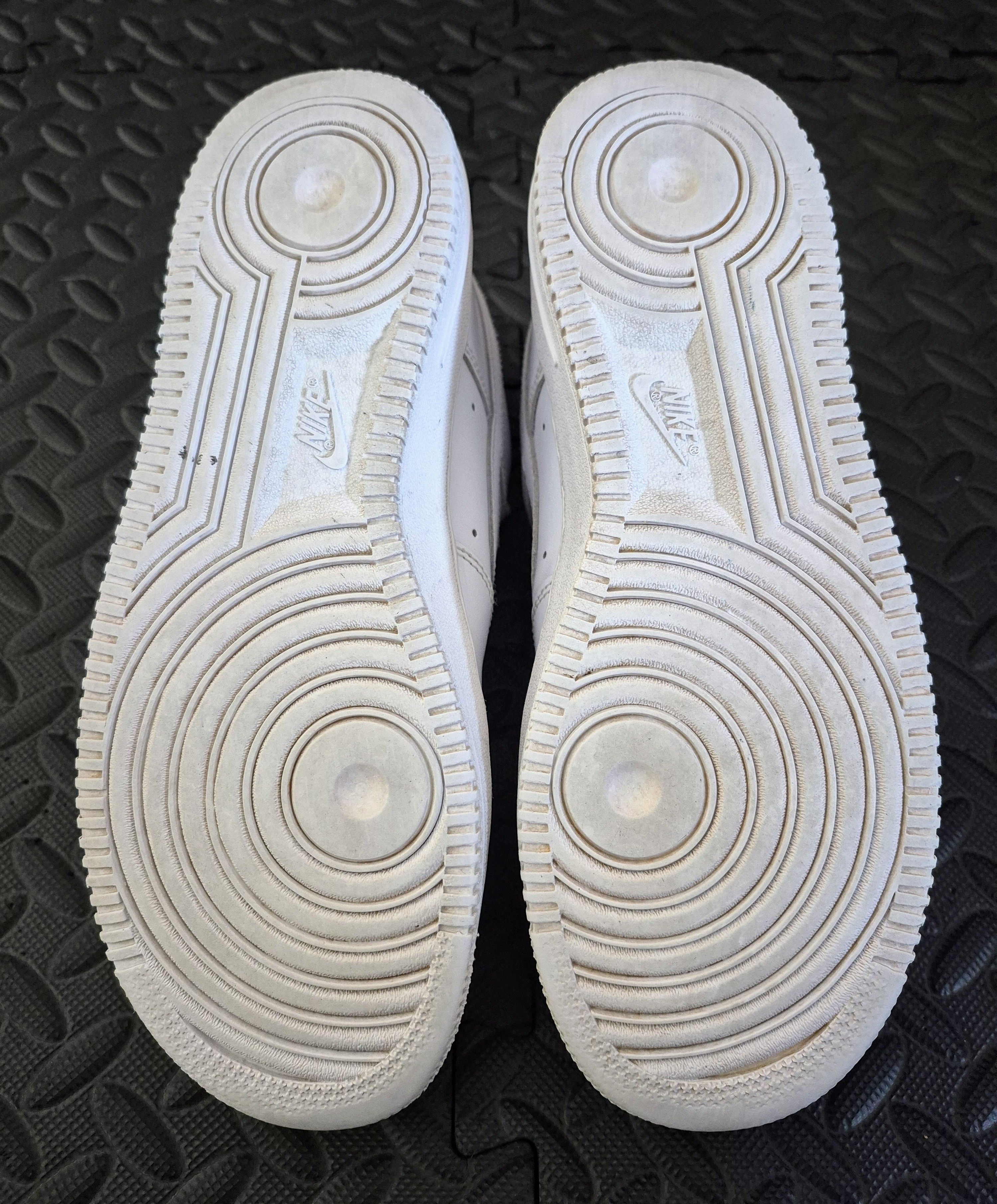 Nike Size 8.5M - Nike Air Force 1 Low '07 Triple White Size US 8.5 / EU 41-42 - 6 Thumbnail