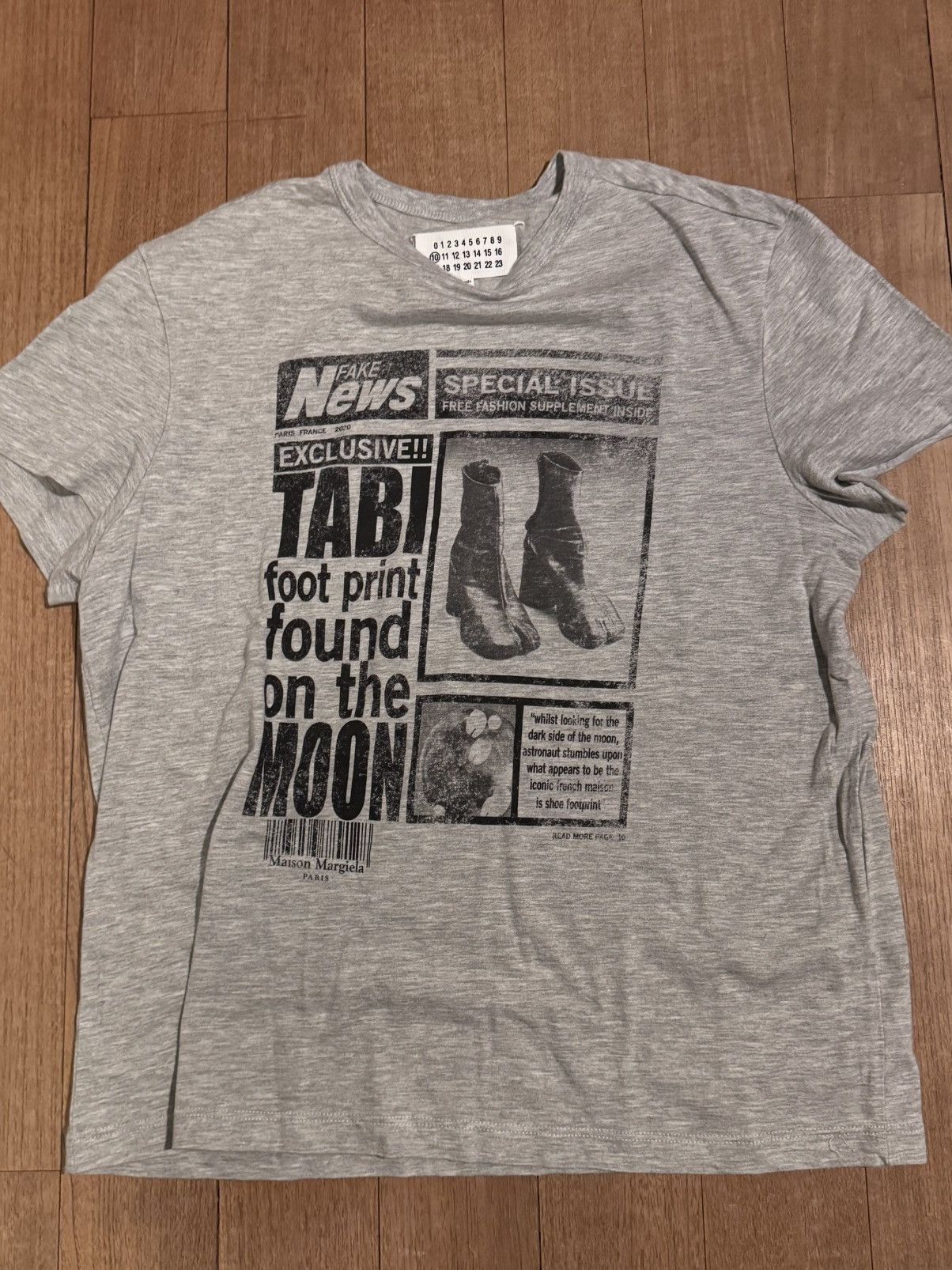 “Maison Margiela” TABI NEWS Tシャツ Gray Maison Margiela Tabi Print Cotton Jersey T-shirt In Grey