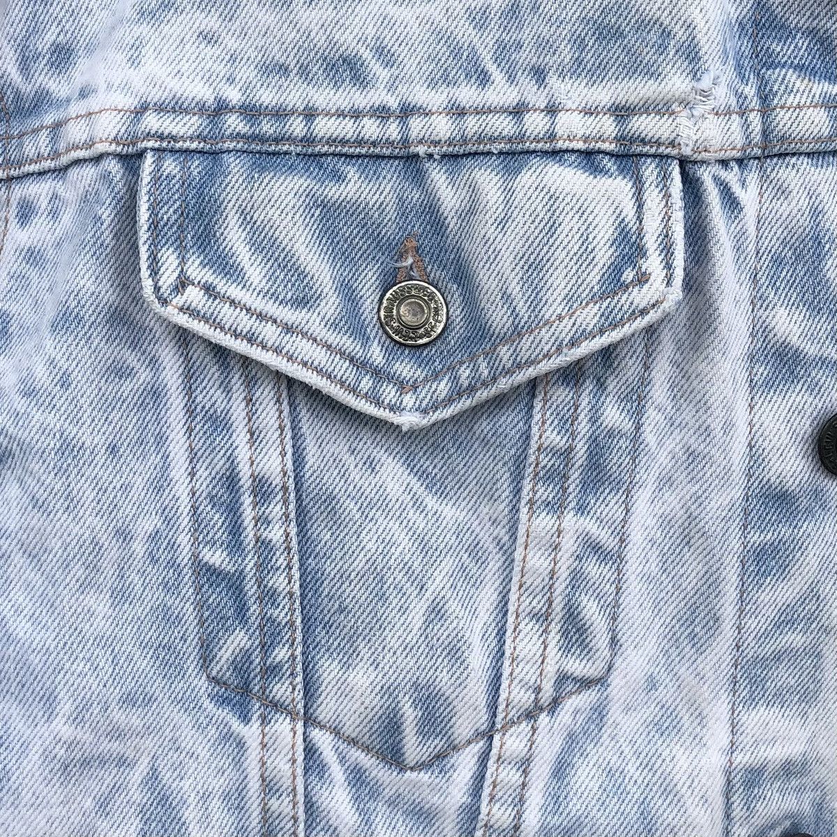 Levi's VTG Levis Light Wash Blue Denim Distressed Trucker jacket Size US M / EU 48-50 / 2 - 4 Thumbnail