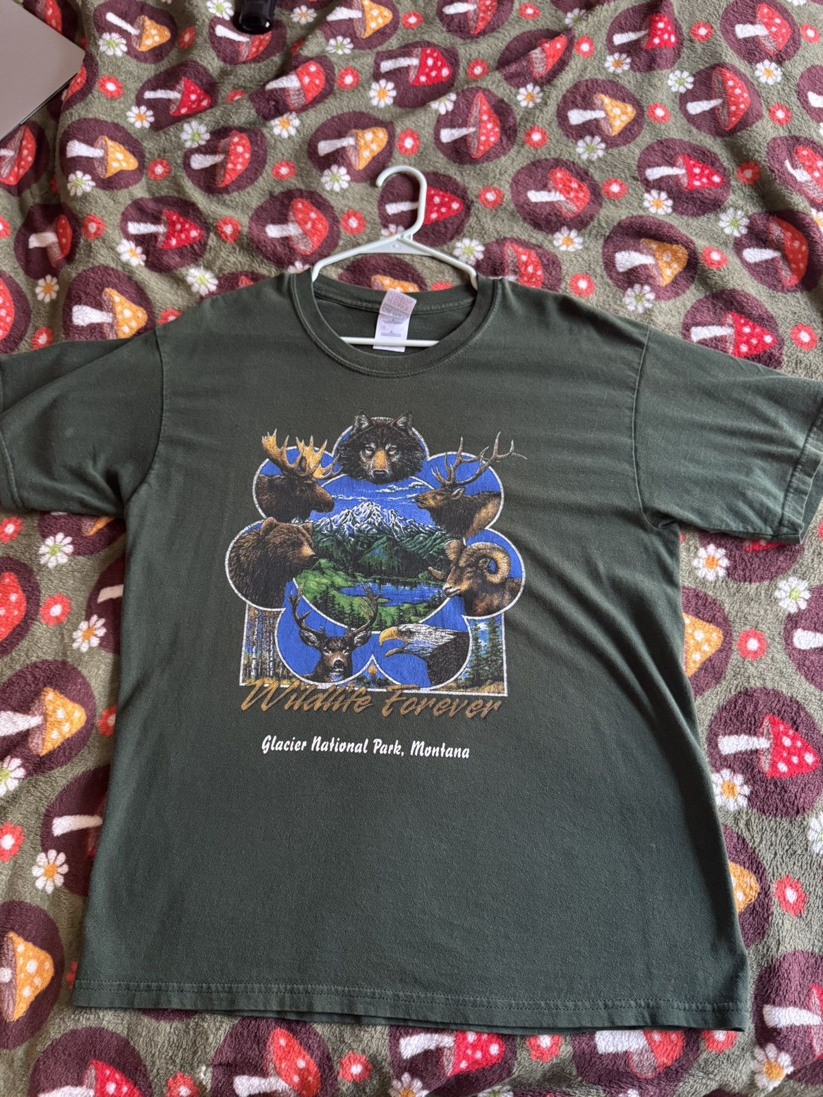 Gildan Vintage Montana’s Glacier National Park Tee Size US L / EU 52-54 / 3 - 1 Thumbnail