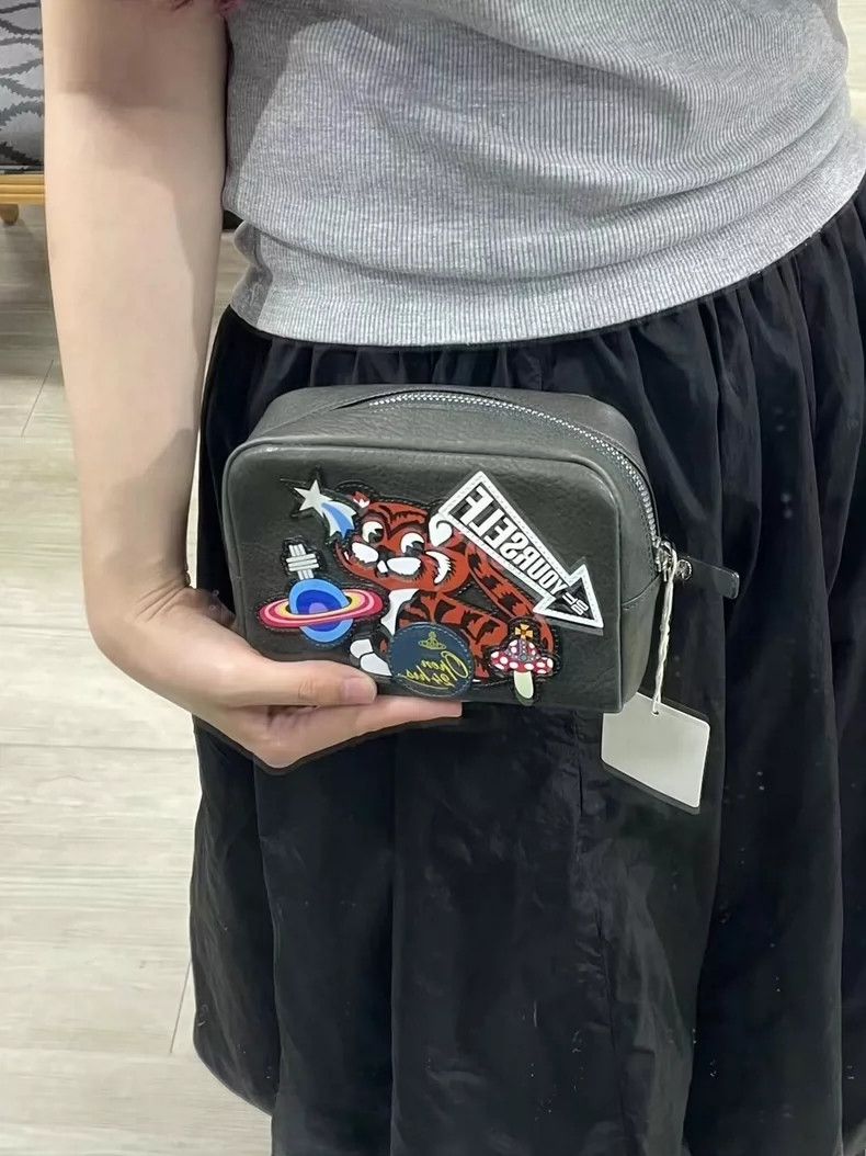 Vivienne Westwood Vivienne Westwood size os Saturn holds a leather handbag Size ONE SIZE - 2 Thumbnail