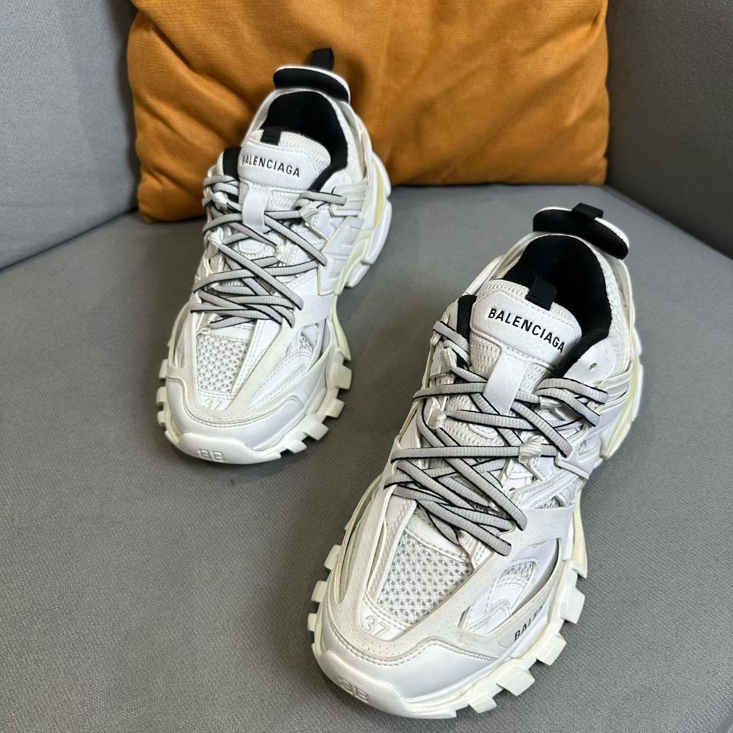Balenciaga Balenciaga White Lowtop Sneakers us_7 Women Size US 7 / IT 37 - 1 Thumbnail