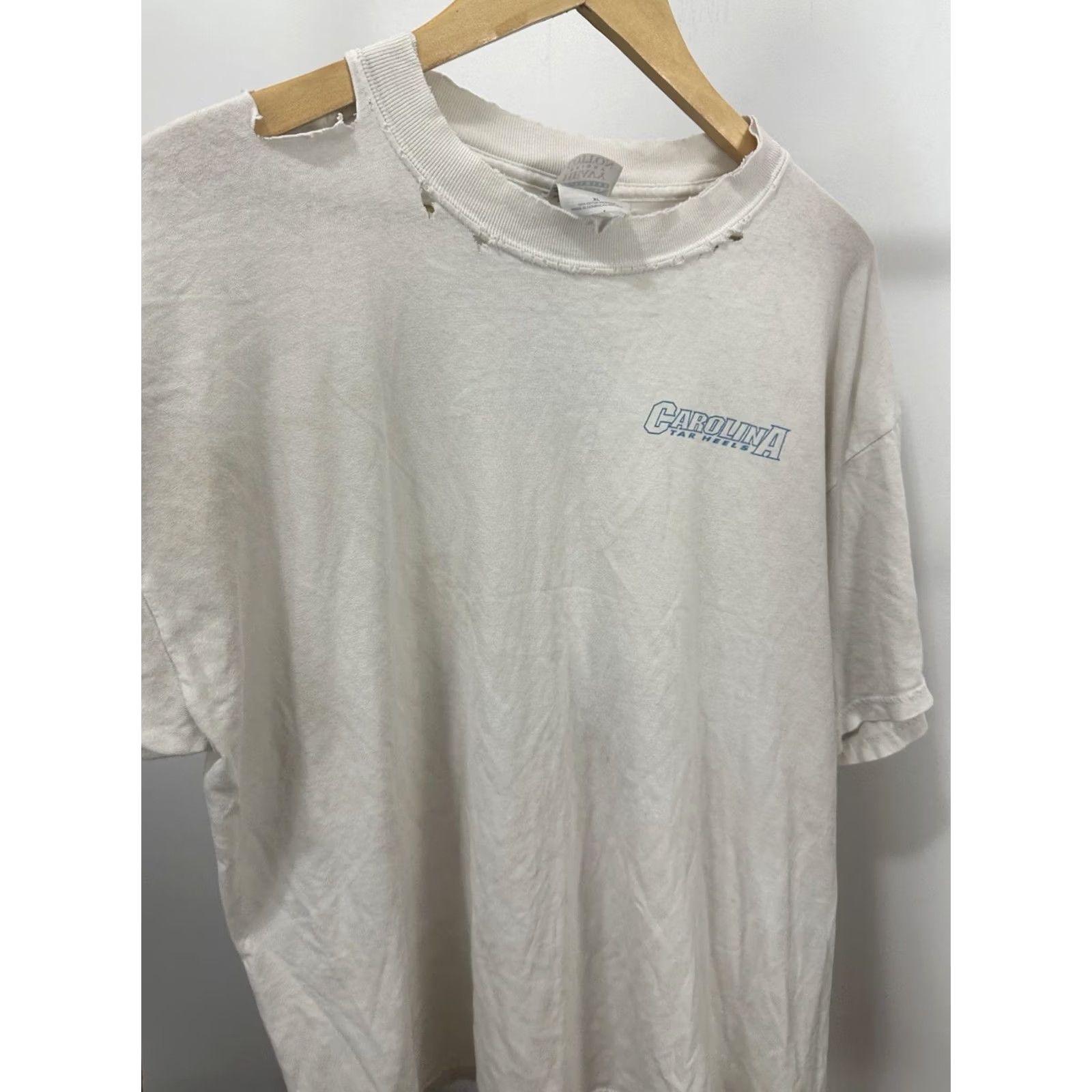 Gildan VTG UNC Carolina Tar Heels Foot Print Thrashed Worn Cotton Boxy T-Shirt XL Shirt Mens XL White Tar Heels UNC Distressed 90s Theme Size US XL / EU 56 / 4 - 4 Thumbnail