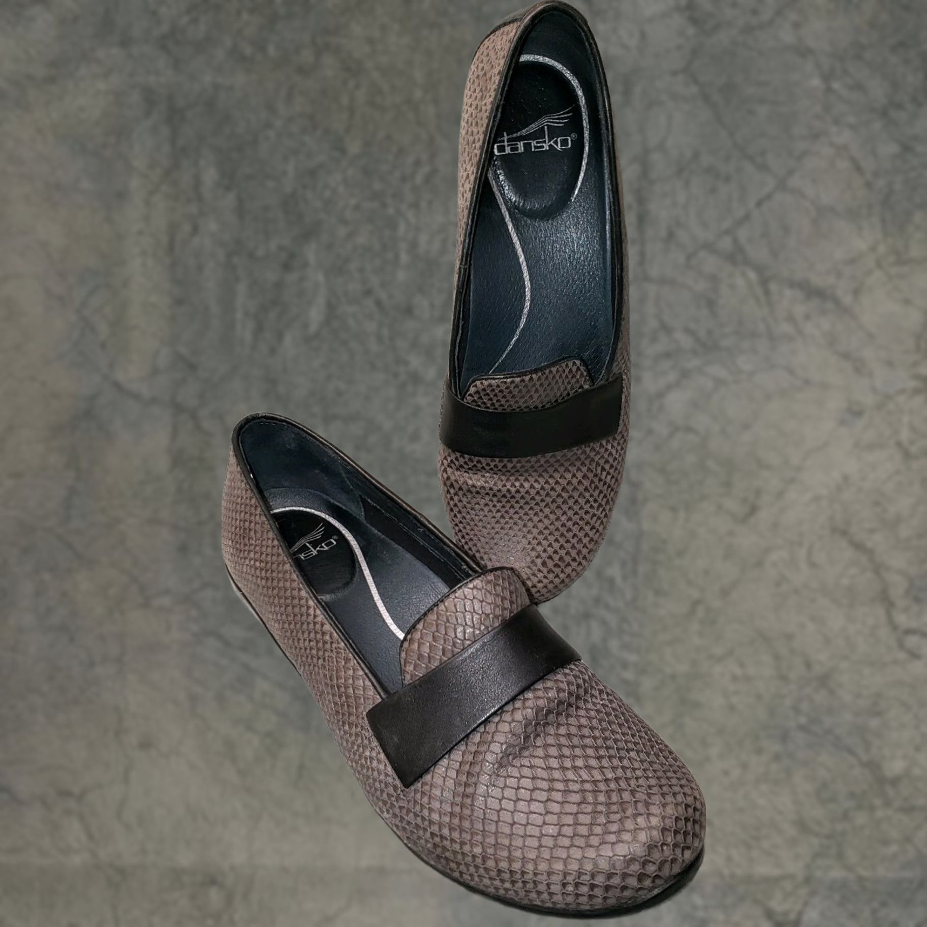Dansko Dansko Womens Flats Size 8.5M 39EU Gray Reptile Pattern Black Crossover Loafer Flat Casual to Business Dress Womens US 8.5 M Size US 9 / IT 39 - 1 Thumbnail