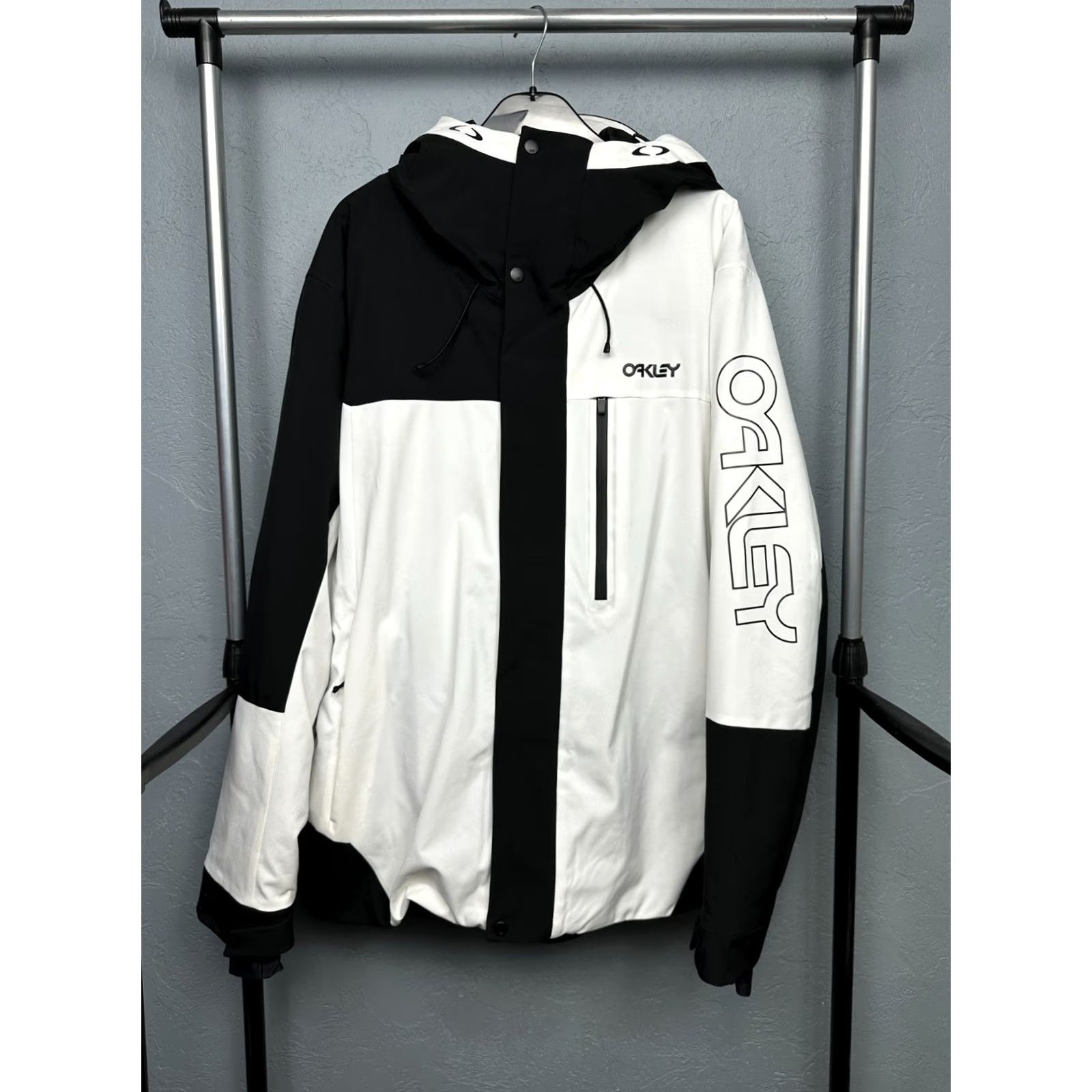 Oakley Oakley Mens Ski Jacket XL Black Geometric Logo Windbreaker Skiing Vintage? Size US XL / EU 56 / 4 - 5 Thumbnail
