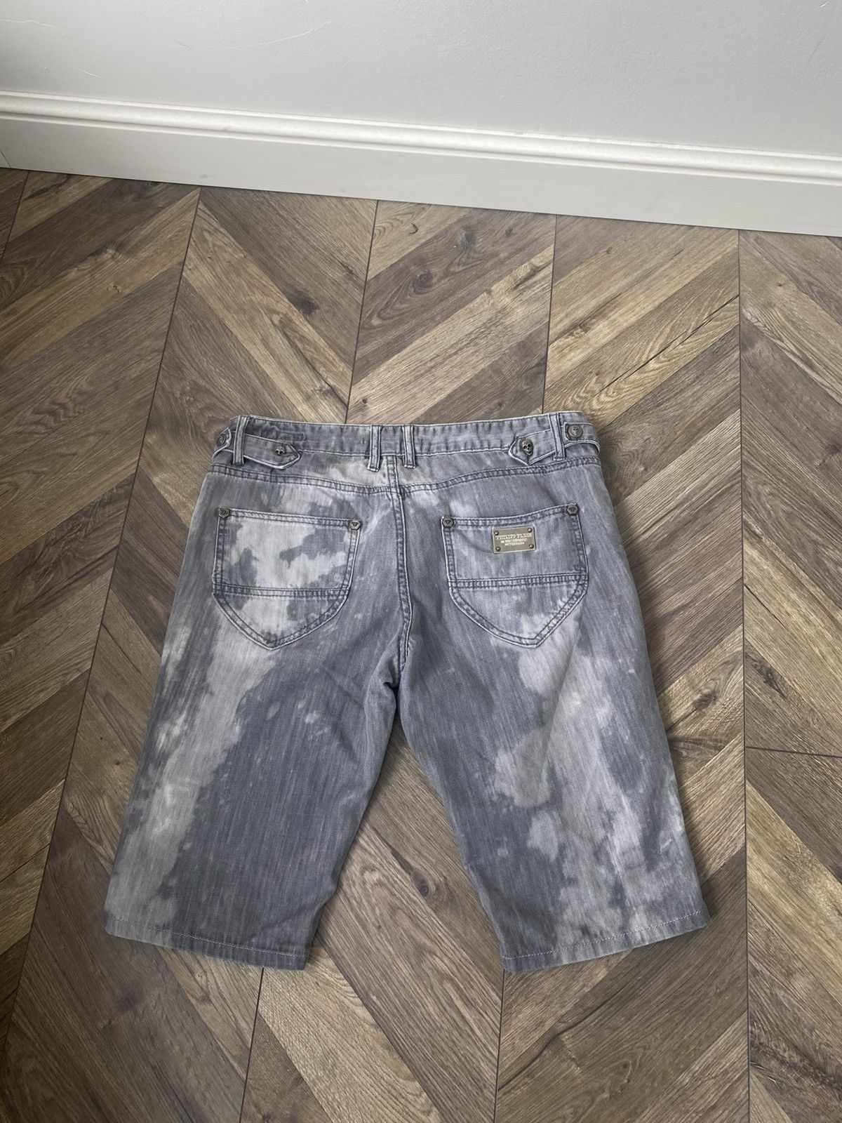 Designer × Philipp Plein × Vintage Vintage Philipp Plein Metal Logo Skull Gray Shorts Size US 34 / EU 50 - 1 Thumbnail