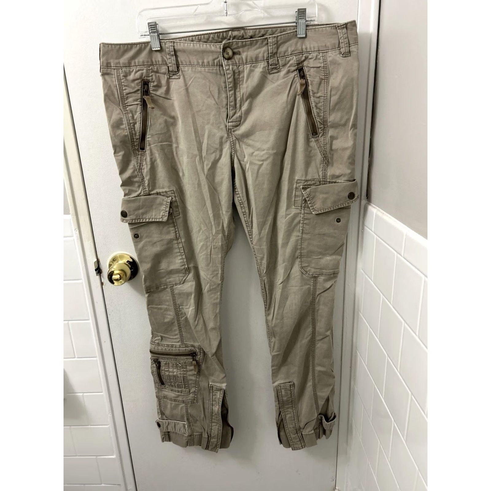 Eddie Bauer Eddie Bauer Cargo Pants Womens 18 Tan Zip Pockets Tapered Ankle Cuff 40x30 Cotton Blend Beige Regular My Pants Mens Women Girls? Size 40" / US 18 - 2 Thumbnail