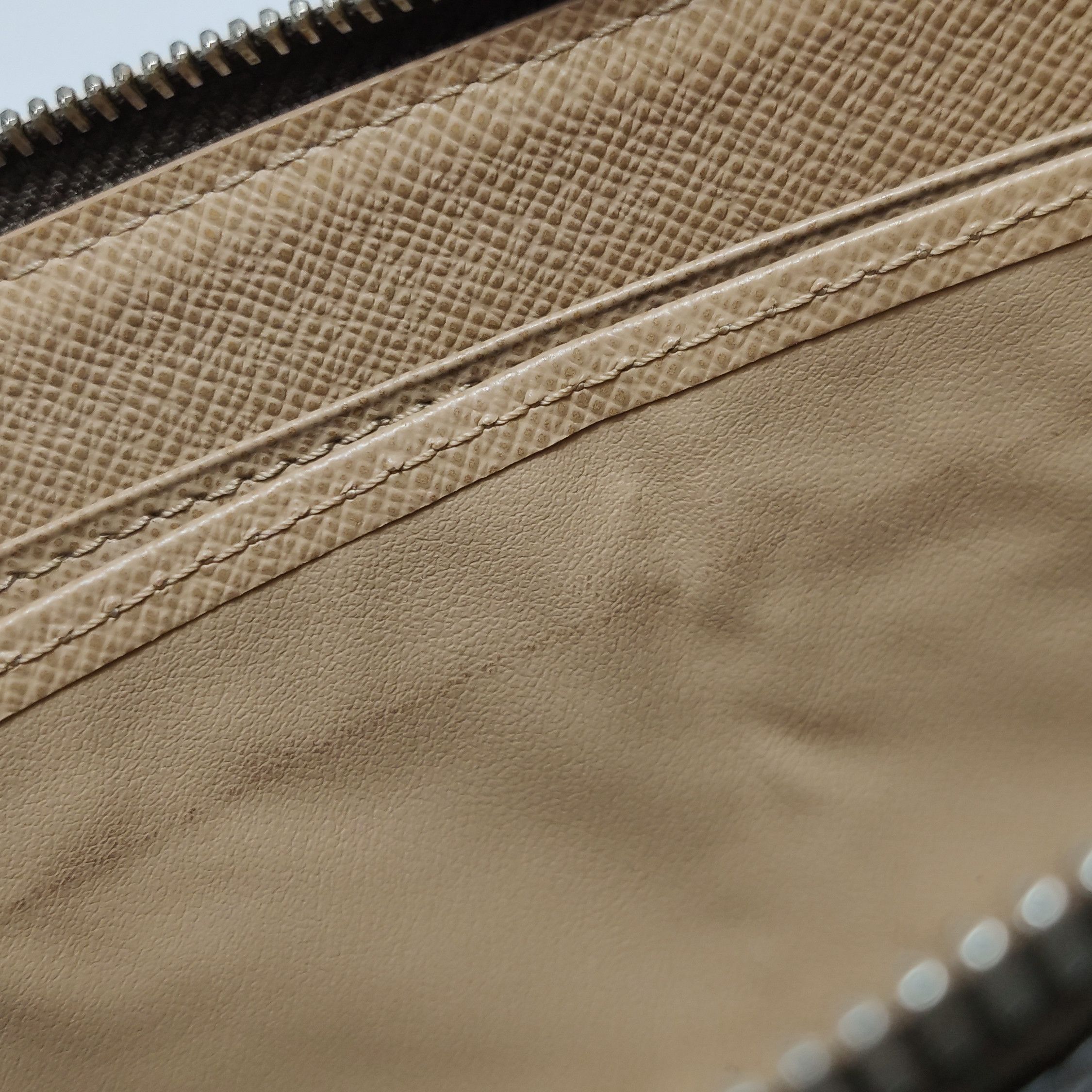 Louis Vuitton (LV) Cowhide Monogram Emblem Wallet -y2506