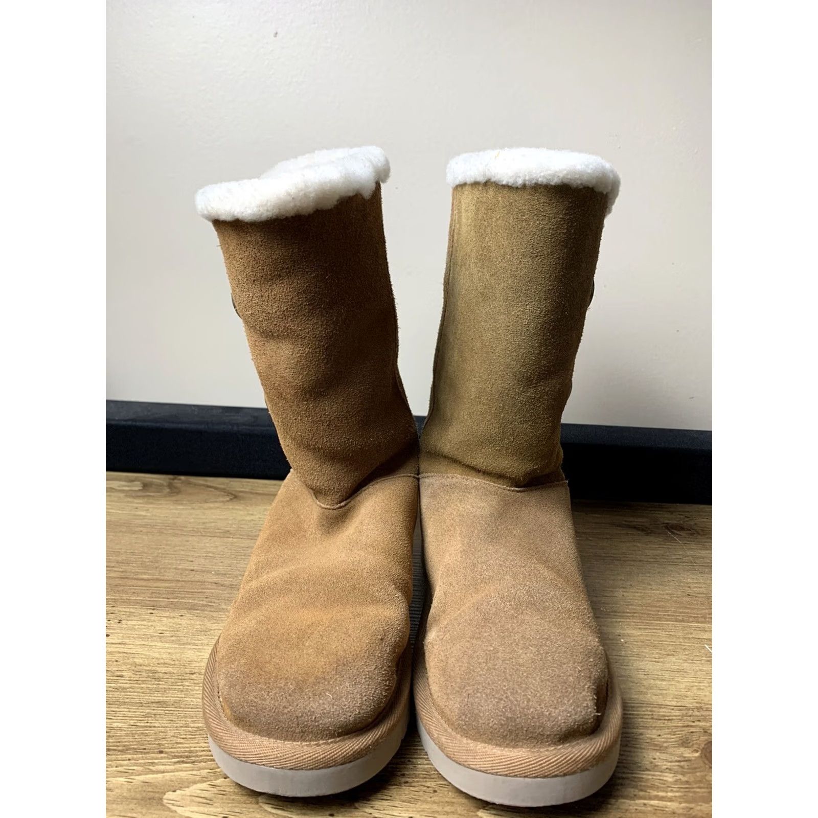 Vintage KOOLABURRA by UGG Boots Kinslei Mid Calf Chestnut Suede Sheepskin Buttons Womens Size 7 Size US 7 / IT 37 - 2 Thumbnail