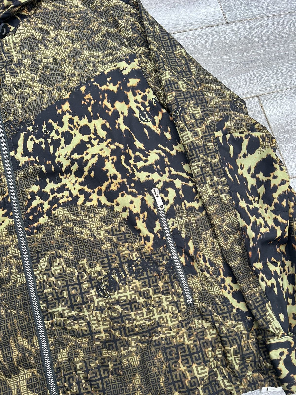 Givenchy Givenchy camouflage printed zip Size US L / EU 52-54 / 3 - 3 Thumbnail