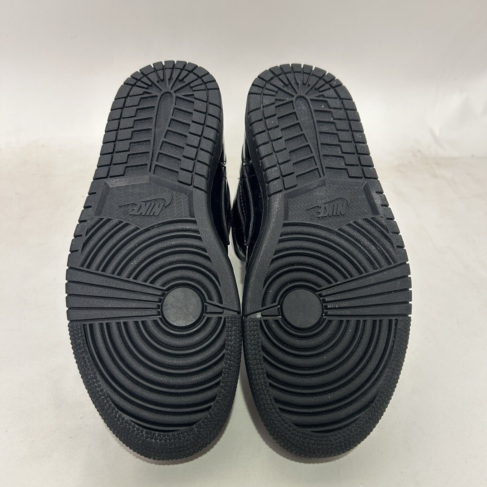 Jordan Brand Nike Air Jordan 1 Mid Retro WMNS Patent "Triple Black" Size US 7 / IT 37 - 5 Thumbnail
