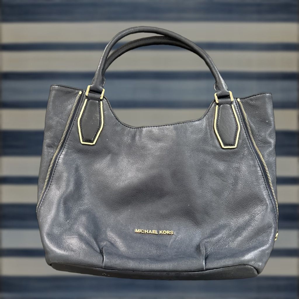Michael Kors Michael Kors Vanessa Shoulder Bag Medium Black Leather Zip Purse Women Designer Size ONE SIZE - 1 Thumbnail